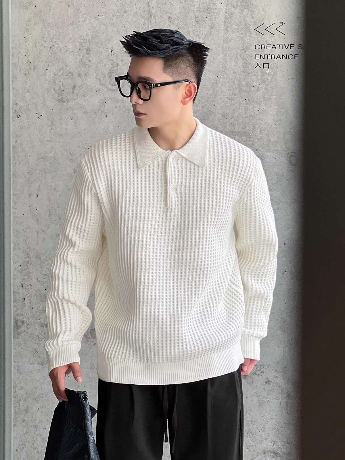 Số 22 mặc áo len có họa tiết cổ điển kiểu tiền xu và ve áo có họa tiết, một loại áo len ấm áp và tạo cảm giác thoải mái dành cho nam giới trong mùa thu đông.