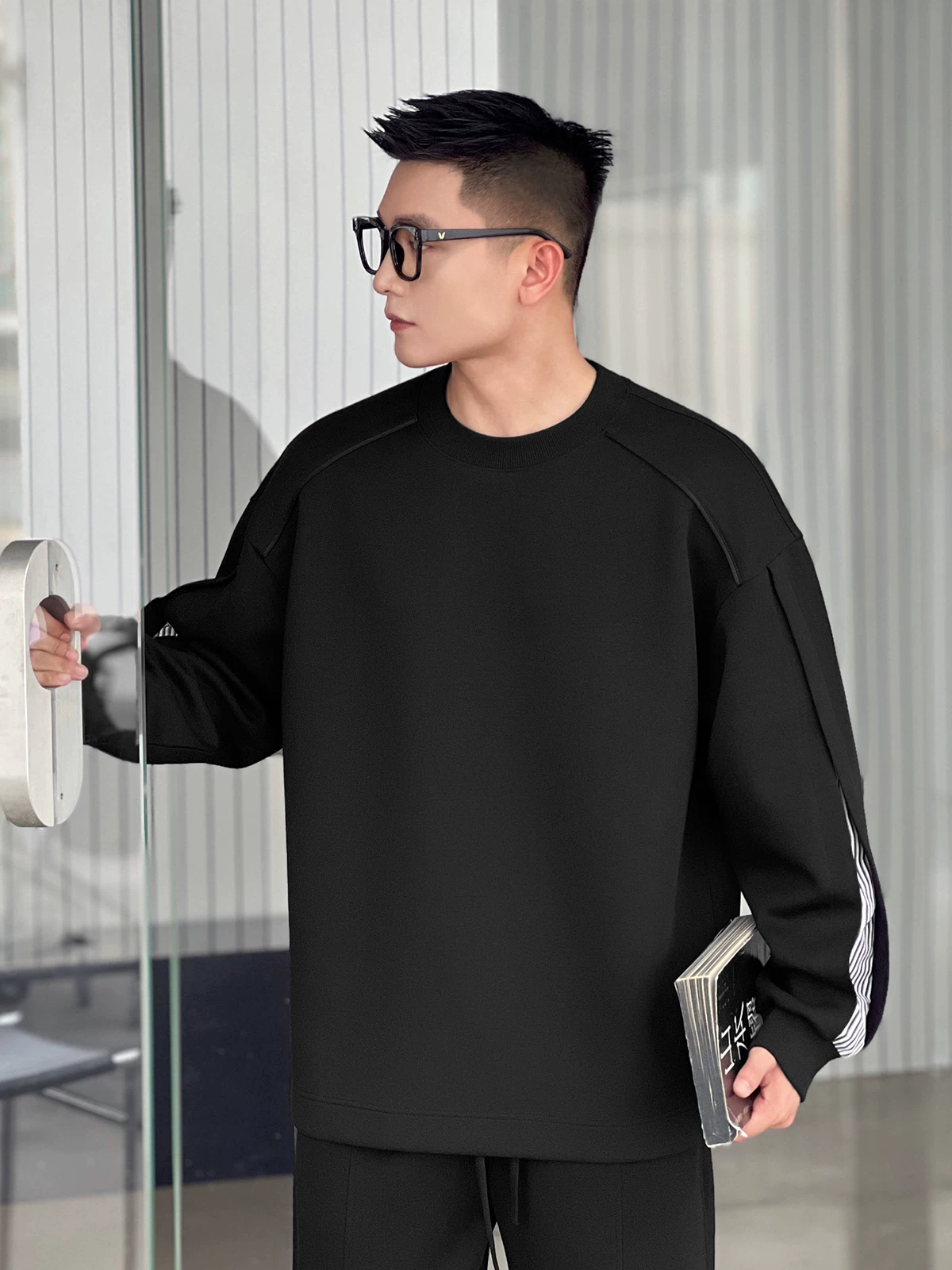 Số 22 mặc áo len sọc phối màu phong cách tuần lễ thời trang thu đông mang lại cảm giác sang trọng khi phối đồ.