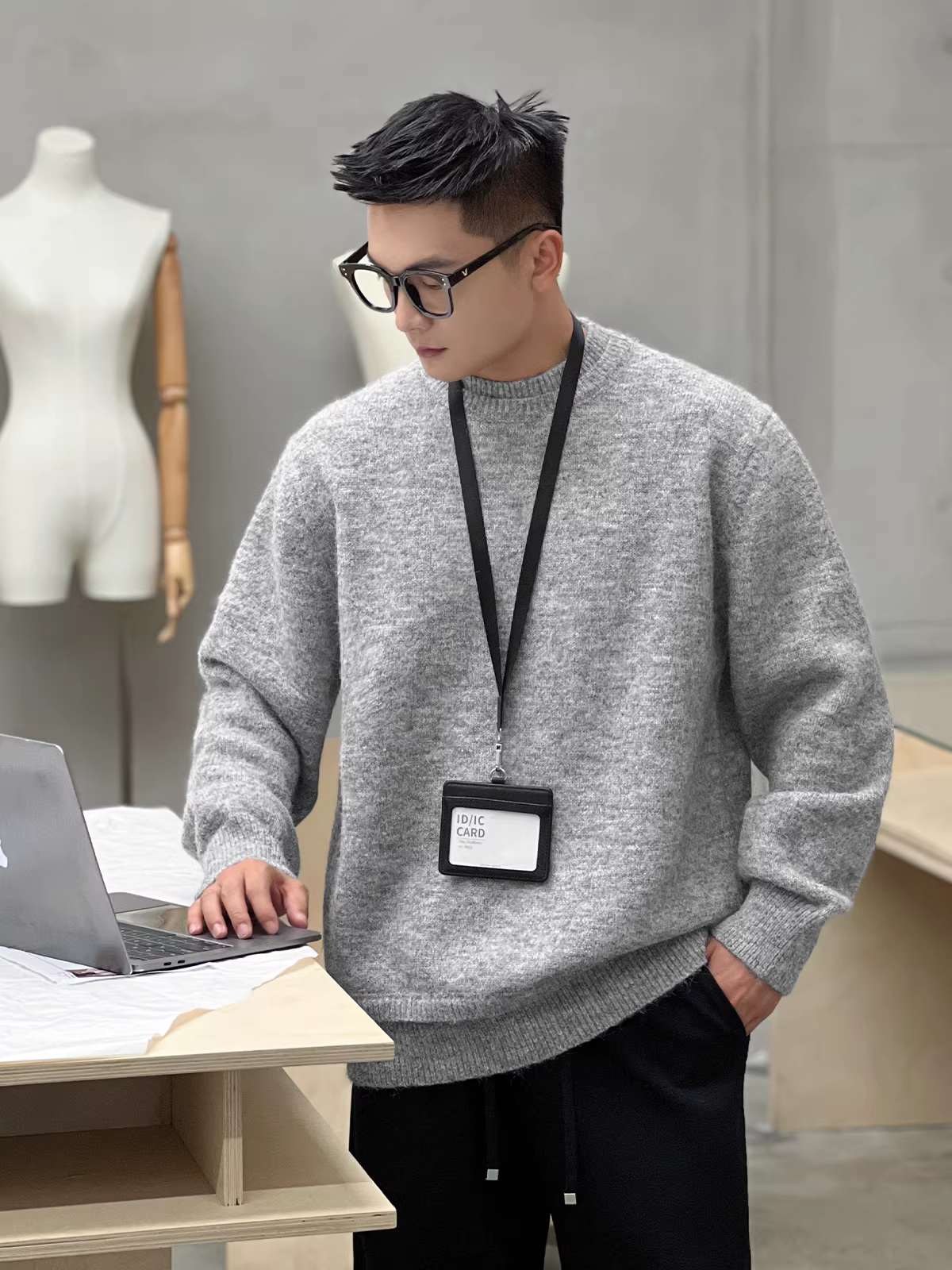 Áo len nam hạng nặng mùa thu đông số 22, cổ áo hai lớp độc đáo, chất liệu dệt kim dày dặn và ấm áp cho mùa thu đông.