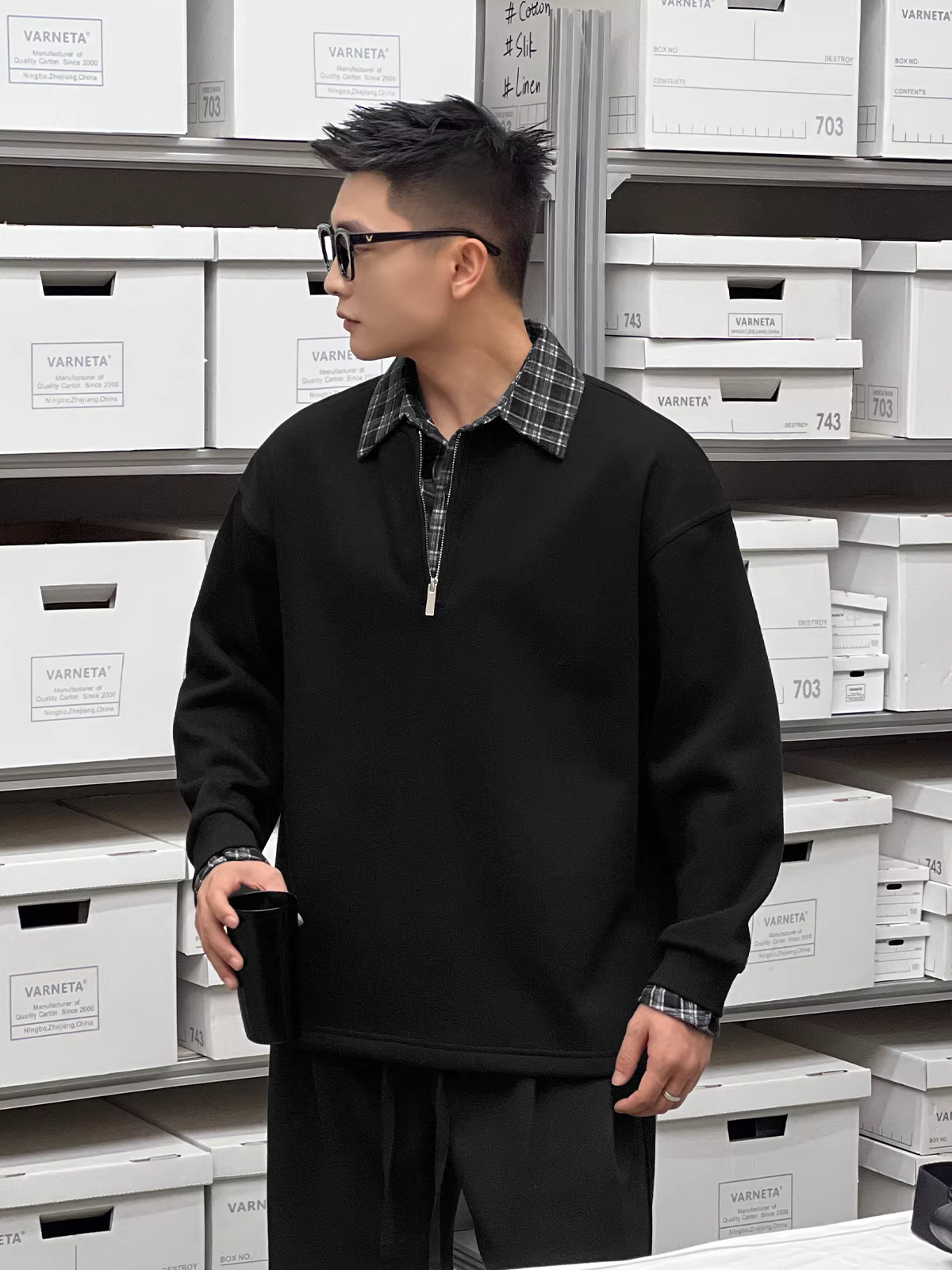 Trang phục số 22 có áo nỉ ấm hai lớp giả hai mảnh có khóa kéo nửa thân dành cho nam giới trong mùa đông, có cổ áo lật và tay áo dài, thích hợp làm lớp lót bên trong.