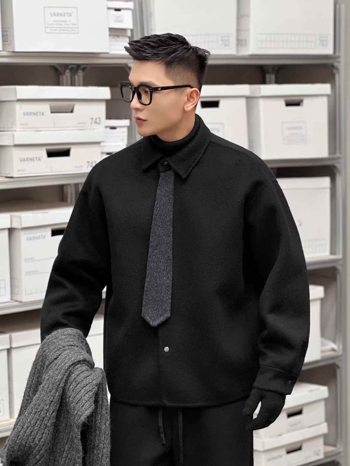 Số 22 mặc áo khoác nam làm bằng len nguyên chất, dày dặn để giữ ấm, áo khoác len hai mặt, thuộc bộ sưu tập “Thành phố công lý.”