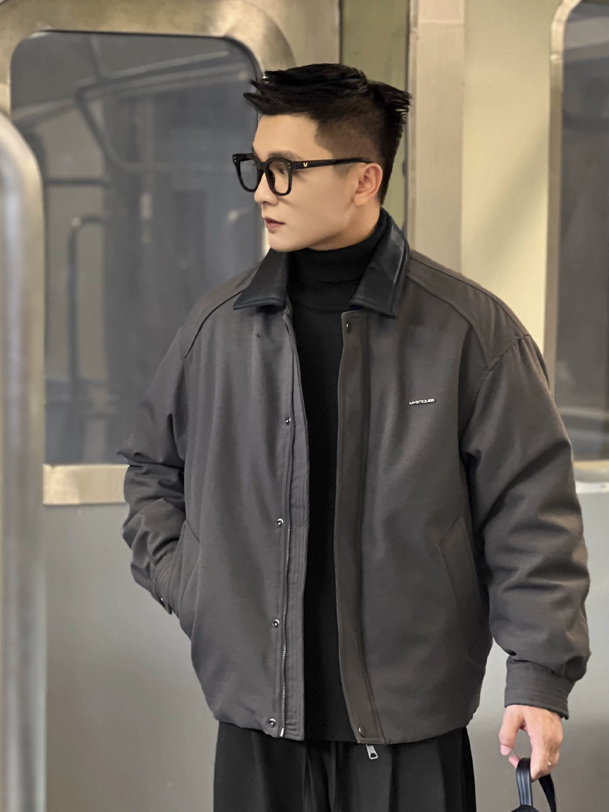 Số 22 mặc áo khoác phi công kiểu rộng vai phong cách nông trại, mang lại cảm giác cao cấp, có cổ áo màu tương phản và áo khoác công sở ấm áp dành cho nam giới.