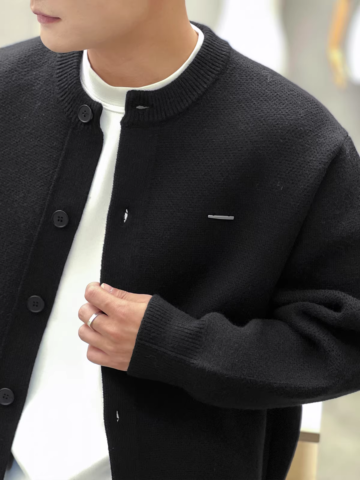 Phong cách số 22 mang lại cảm giác cổ điển và thoải mái cho mùa thu đông, với áo len cardigan cổ bóng chày, áo khoác dệt kim rộng rãi đa năng.