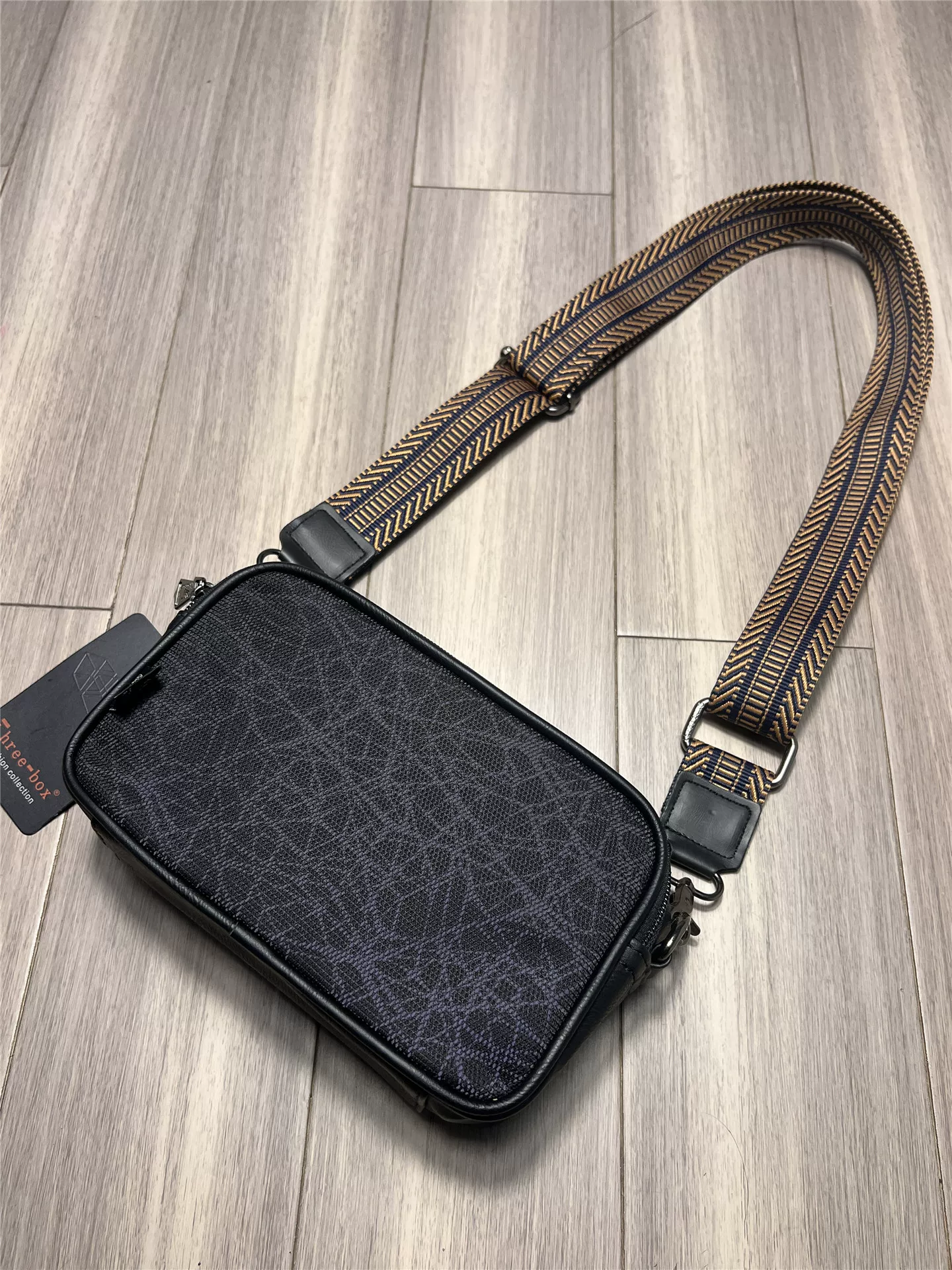 Túi đeo chéo nam thời trang thương hiệu mới Three-Box 2025 phong cách Hàn Quốc và Nhật Bản, balo đi làm chất liệu da mềm, túi đeo vai thường ngày