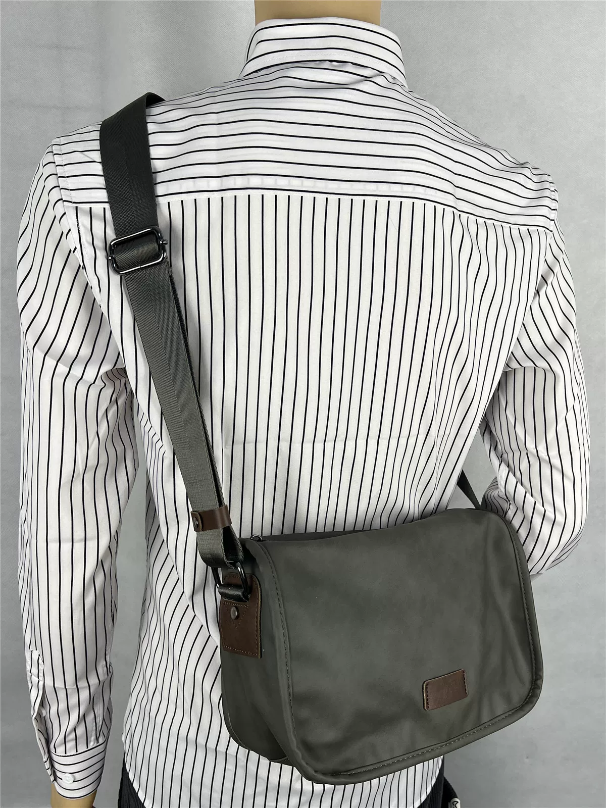 Túi đeo chéo da mềm thời trang mới 2024 dành cho nam, túi đeo vai học sinh Nhật Bản và Hàn Quốc, túi đeo chéo xe máy chống thấm nước dành cho nam và nữ