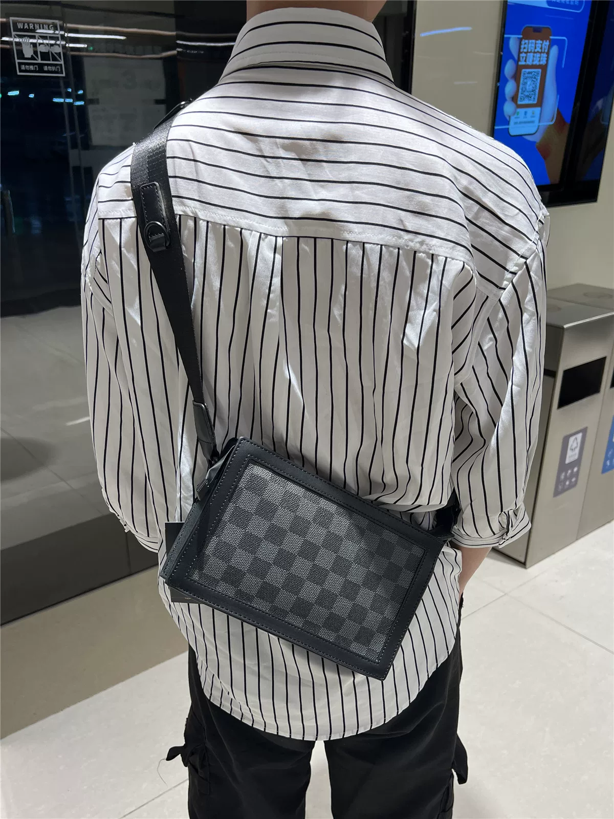 Túi đeo chéo nhỏ thời trang kẻ caro năm 2024, phong cách giản dị, hợp xu hướng, dành cho nam và nữ trẻ.