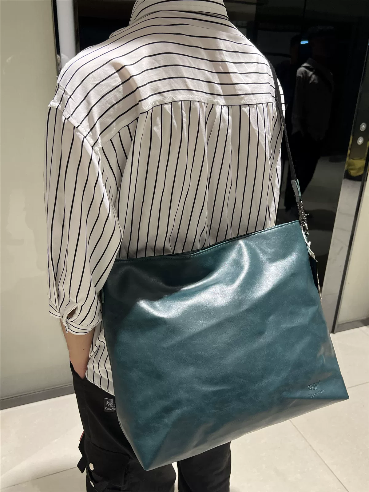 Túi đeo chéo nam nữ phong cách retro đơn giản, dung tích lớn, mẫu mới 2025, thích hợp đi làm