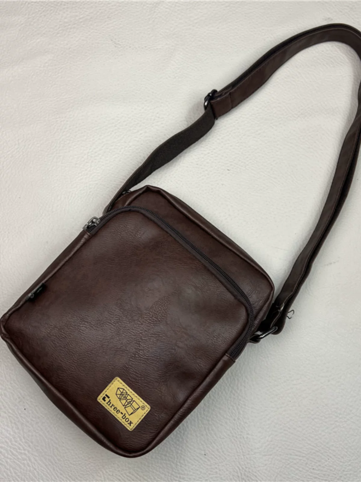 Túi đeo chéo nam thời trang ba ngăn 2025, kiểu dáng hiện đại, nhỏ gọn, phong cách Hàn Quốc và Nhật Bản, unisex.