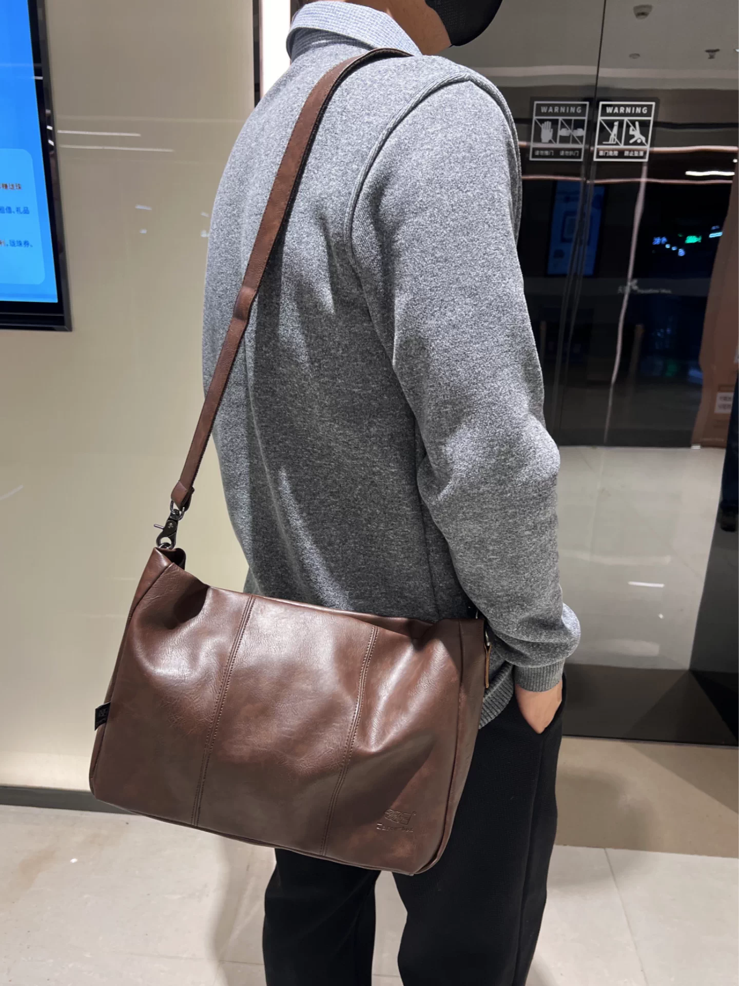 Túi đeo chéo nam thời trang Hàn Quốc 2025 kiểu đơn giản, chất liệu da mềm, balo đi làm, túi đựng đồ vệ sinh cá nhân nam