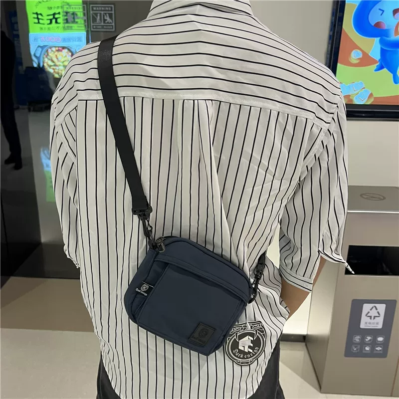 Túi đeo vai nam Dark Energy mới, ba lô đeo chéo có khóa kéo đơn giản của Nhật Bản và Hàn Quốc, ví đựng điện thoại và tiền xu ngoài trời.