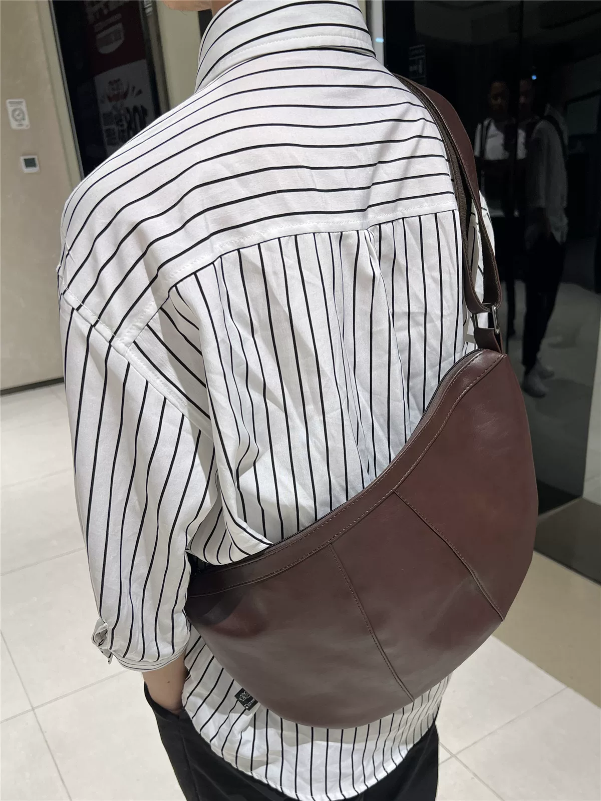 Túi đeo chéo nam 2024 mới, túi bánh bao da mềm sọc phong cách Nhật Bản và Hàn Quốc, túi đeo vai nữ thời trang đơn giản