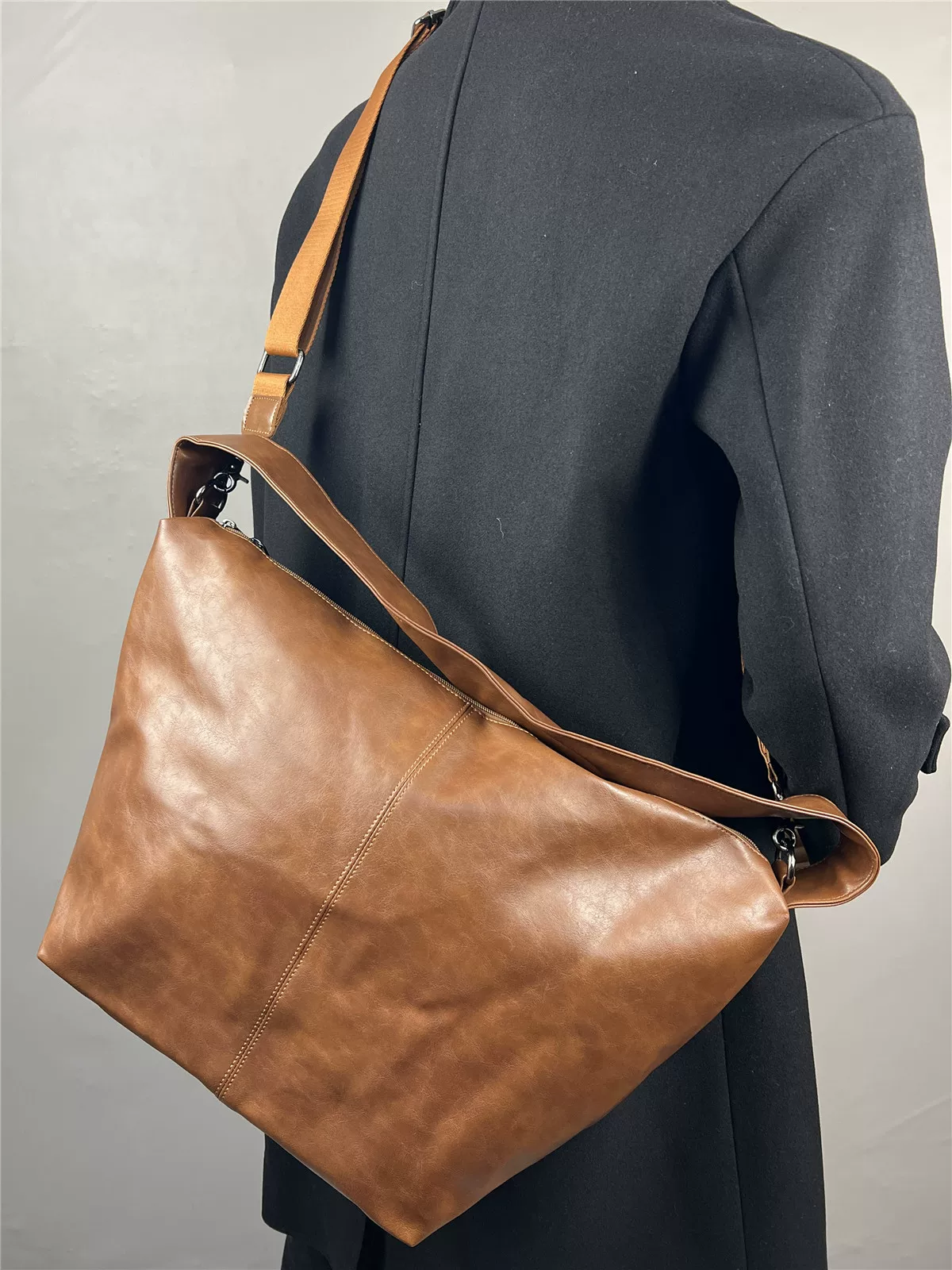 Ba lô nam thời trang sức chứa lớn đeo chéo vai đi làm túi da thật họa tiết hình lưỡi liềm túi du lịch