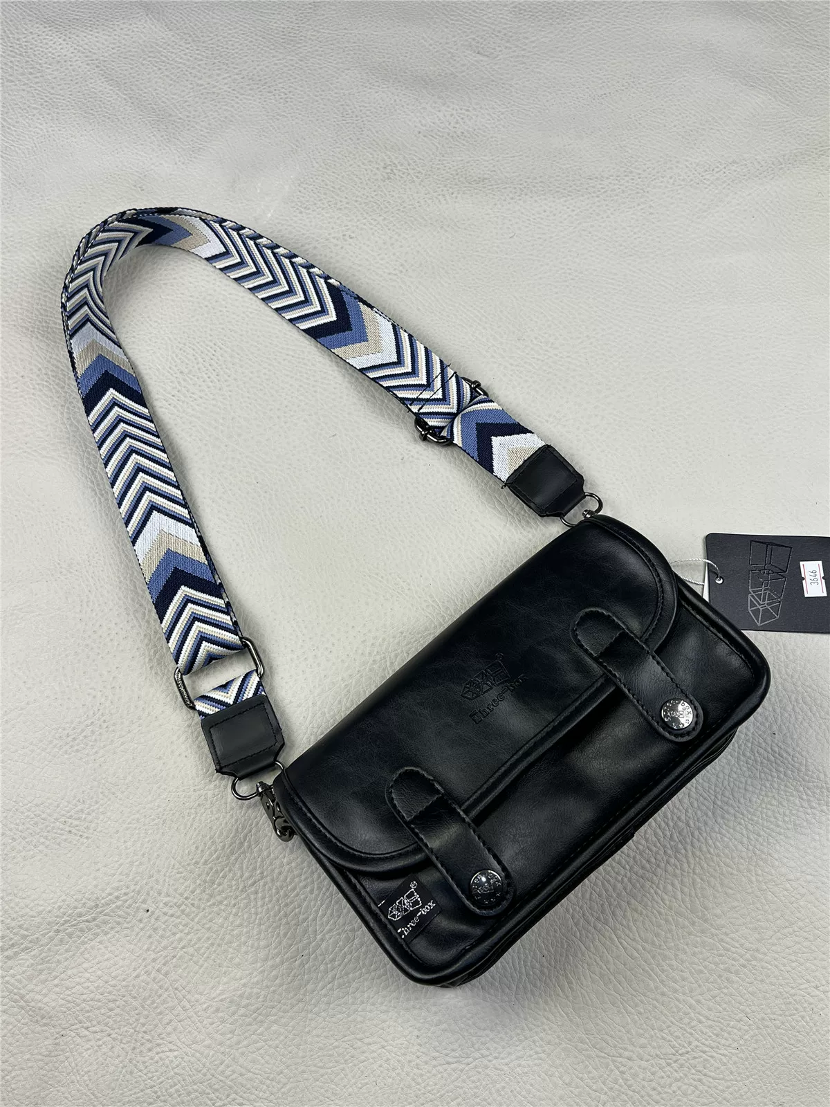 Xu hướng thời trang nam 2024: túi đeo chéo dây rộng phong cách casual, kiểu Nhật retro, túi đeo vai đơn, túi đựng điện thoại đang hot trên mạng xã hội.