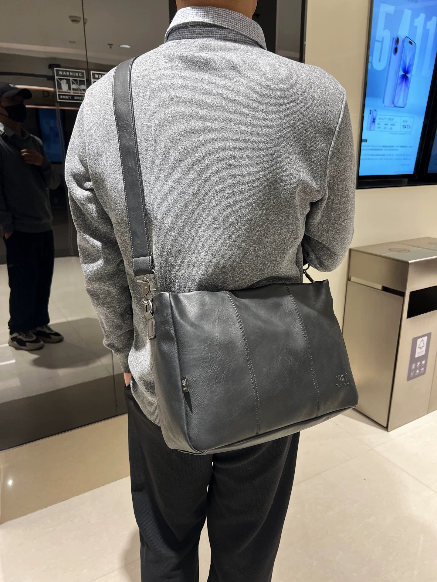 Túi đeo chéo nam thời trang Hàn Quốc 2025 kiểu đơn giản, chất liệu da mềm, balo đi làm, túi đựng đồ vệ sinh cá nhân nam