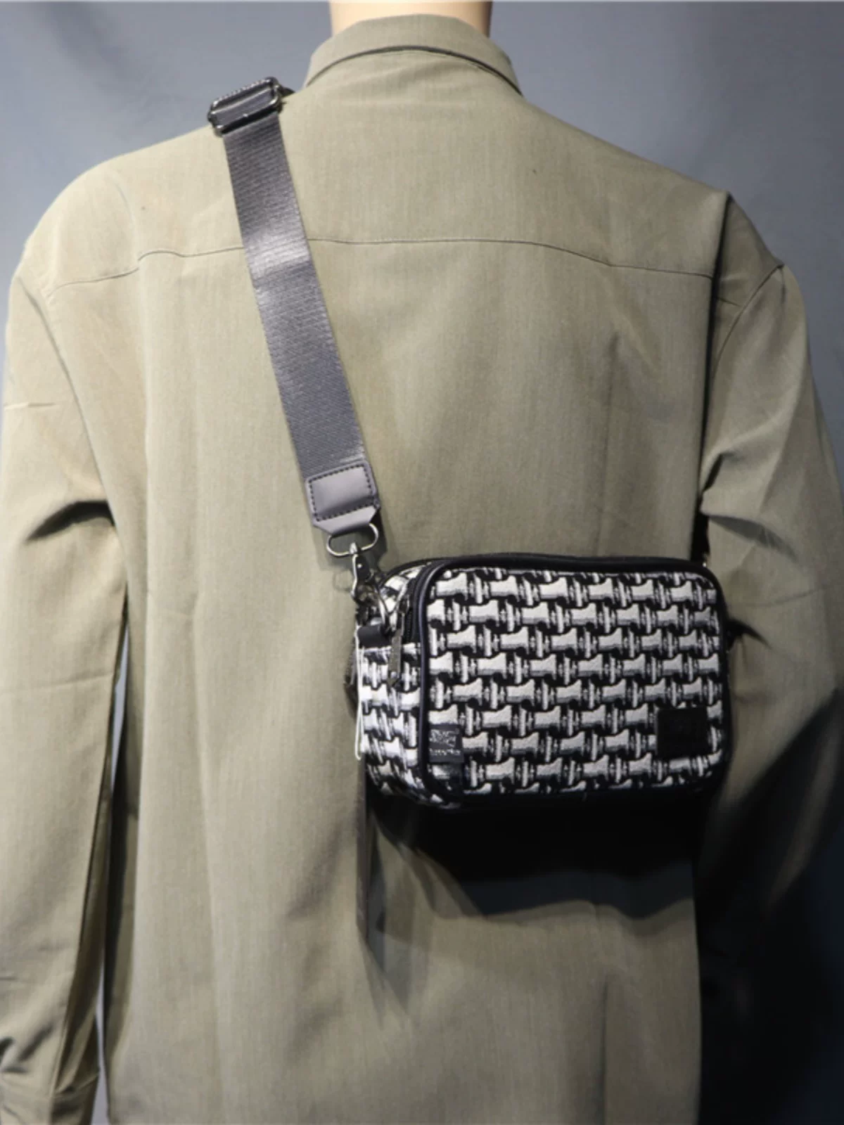 Túi đeo vai nam thời trang Hàn Quốc 2024, phong cách hip-hop Nhật Bản, chất liệu canvas, kiểu dáng nhỏ gọn, màu đen trắng sọc, phong cách casual.