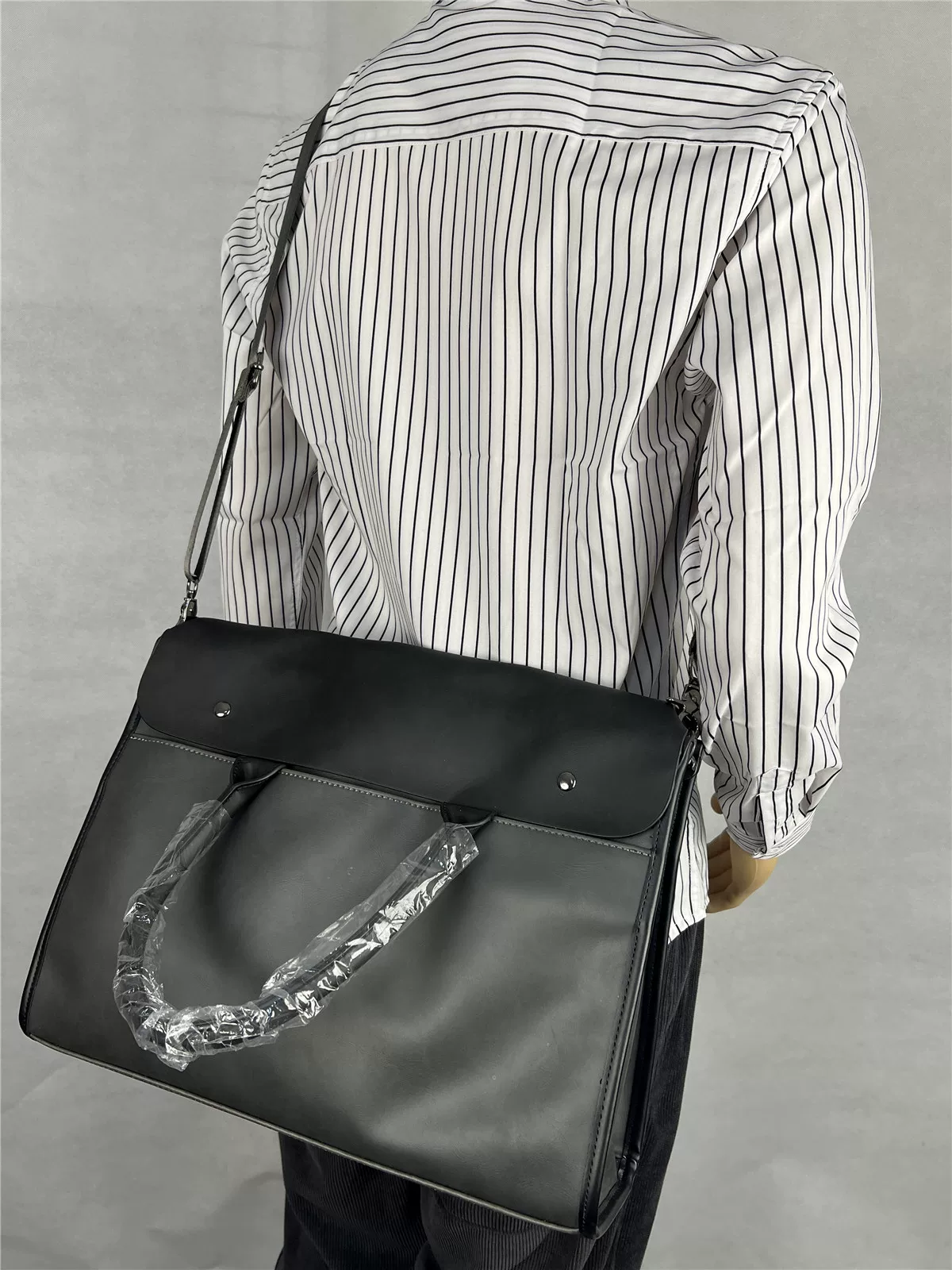 Xu hướng thời trang 2025: túi xách nam phong cách Nhật Bản và Hàn Quốc, túi xách retro thời thượng, chất liệu da ngựa điên, cặp da công sở