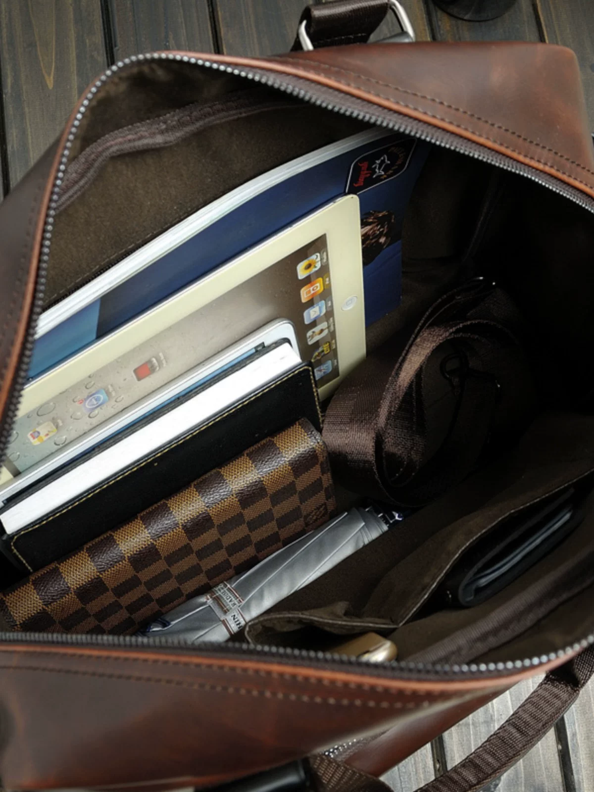 Túi xách nam da ngựa điên mẫu mới 2025, túi đeo chéo retro, túi du lịch, dung tích lớn, chất liệu da PU thời trang