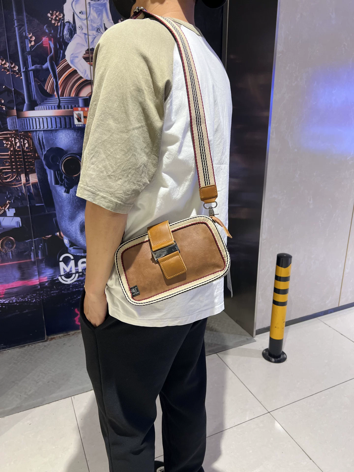 2026 mới hợp thời trang thương hiệu túi đeo chéo nam ngoài trời túi đeo vai sọc cổ điển khóa túi Boston túi đựng điện thoại nữ