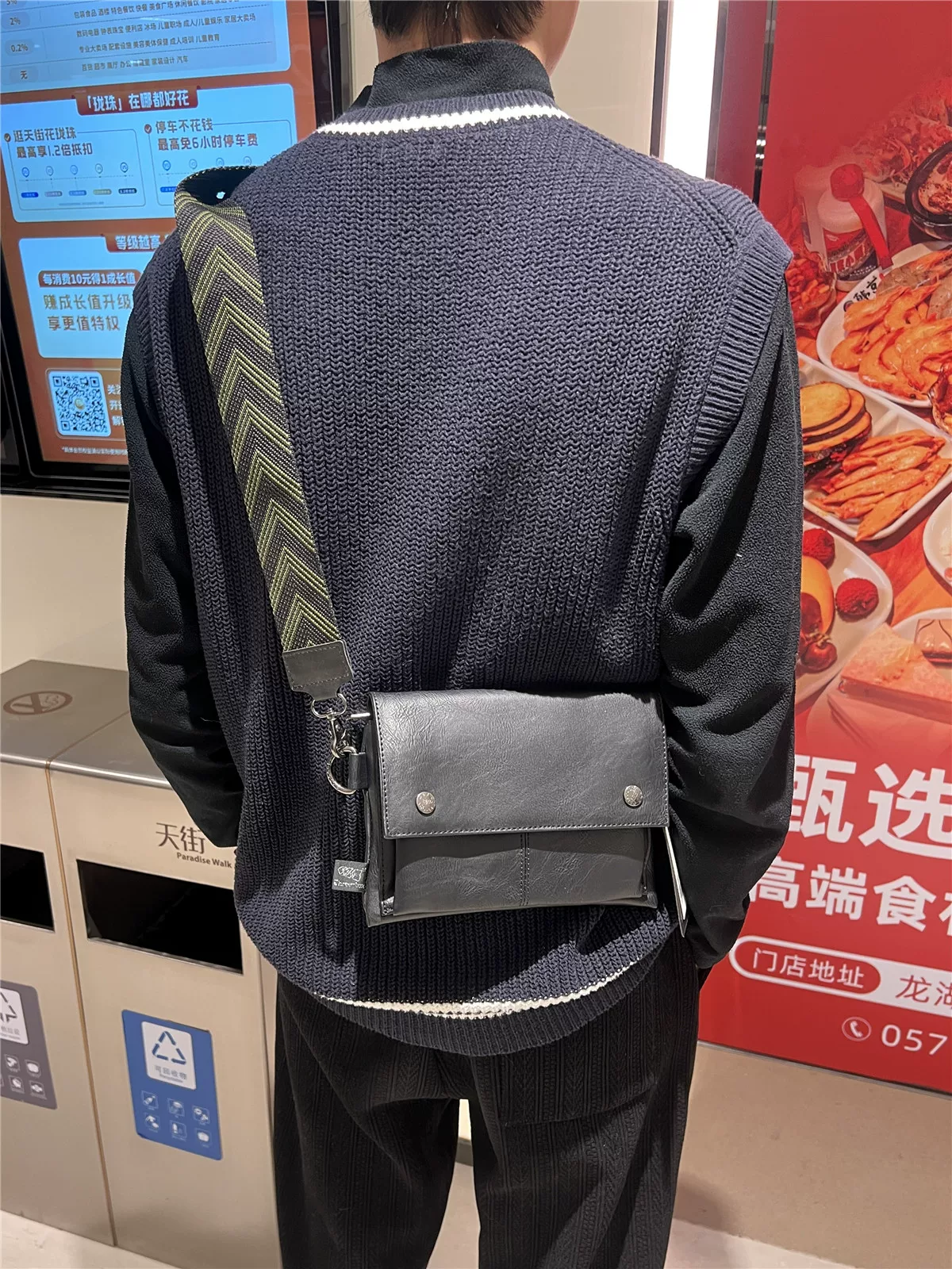 Túi đeo chéo nam thời trang 2024, phong cách đường phố cá tính, unisex, sọc, đựng điện thoại, thuốc lá