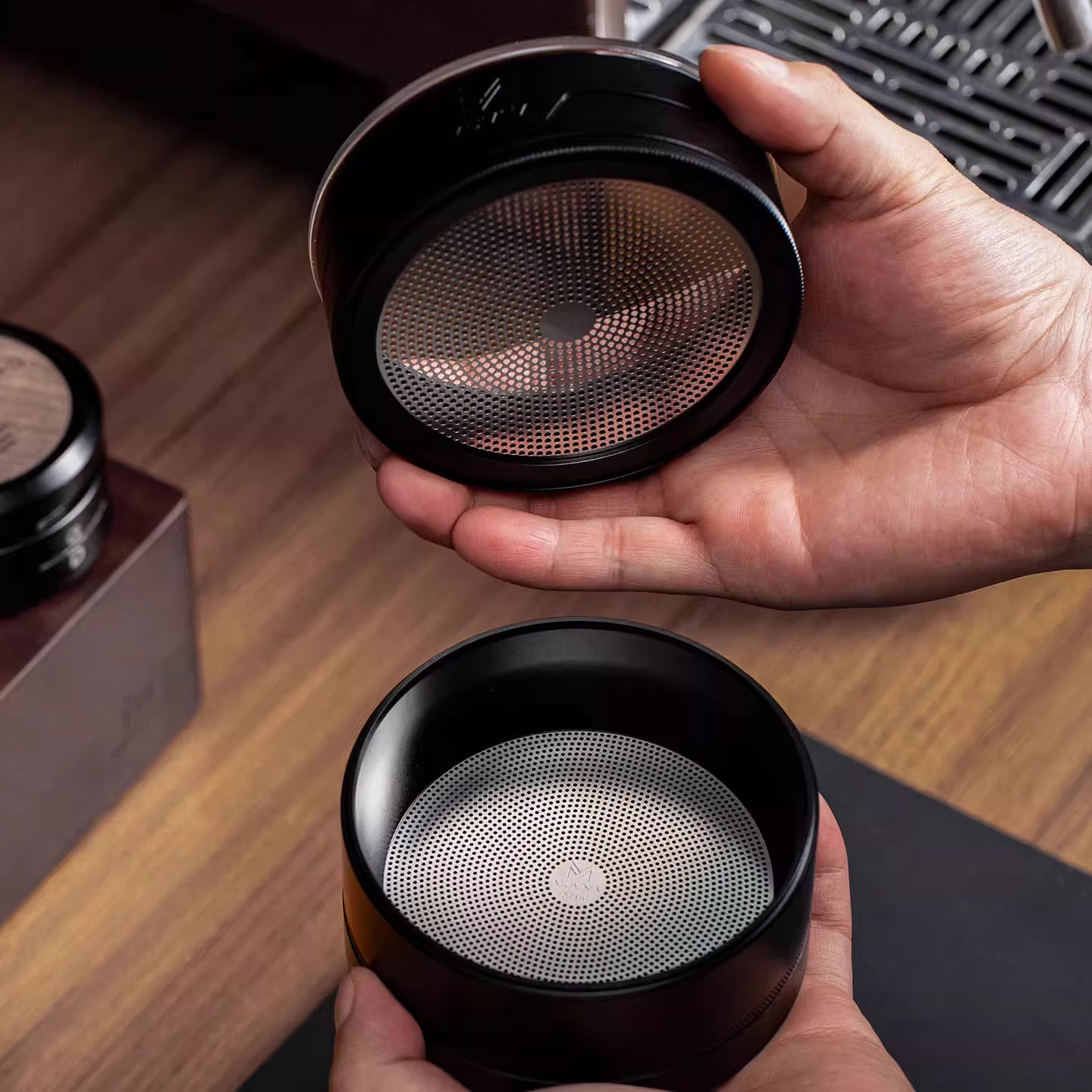 Máy xay cà phê MUVNA, có lưới lọc bột, xay được cả bột thô và bột mịn, lưới lọc bằng thép không gỉ.