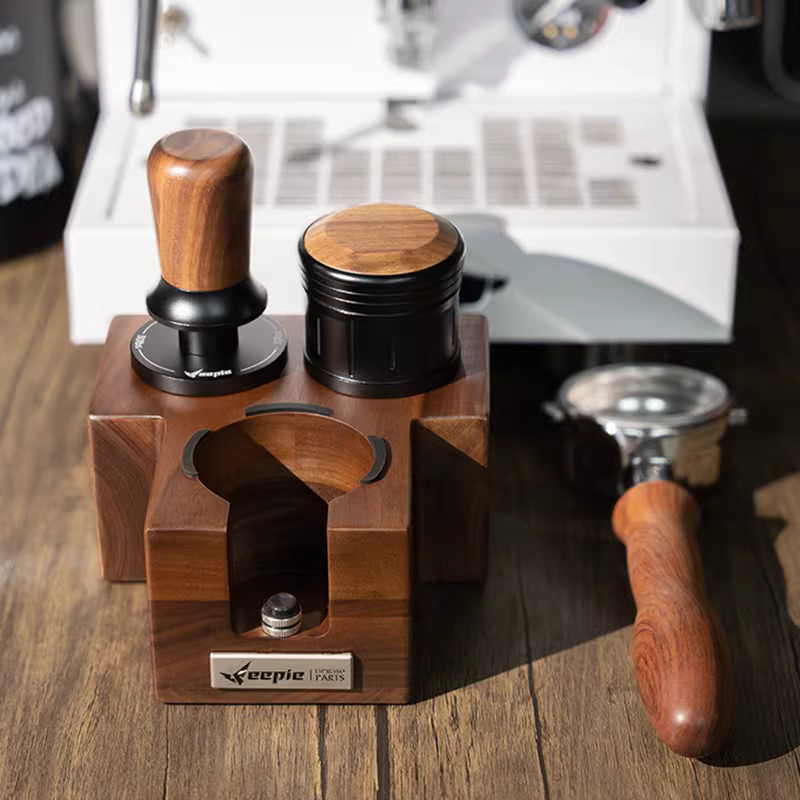 Giá đỡ máy pha cà phê làm bằng gỗ óc chó Bắc Mỹ để đựng tay cầm máy pha cà phê, dụng cụ nén cà phê, dụng cụ phân phối cà phê và dụng cụ nghiền cà phê.