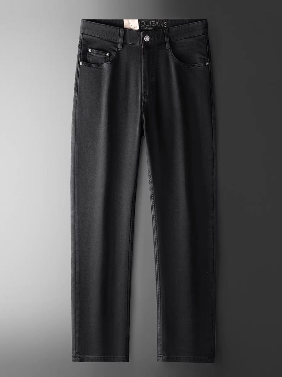 Quần jean nam chất liệu len pha, màu đen tuyền, dáng thẳng, rộng rãi, mềm mại, co giãn và dày dặn, thích hợp cho mùa thu đông.