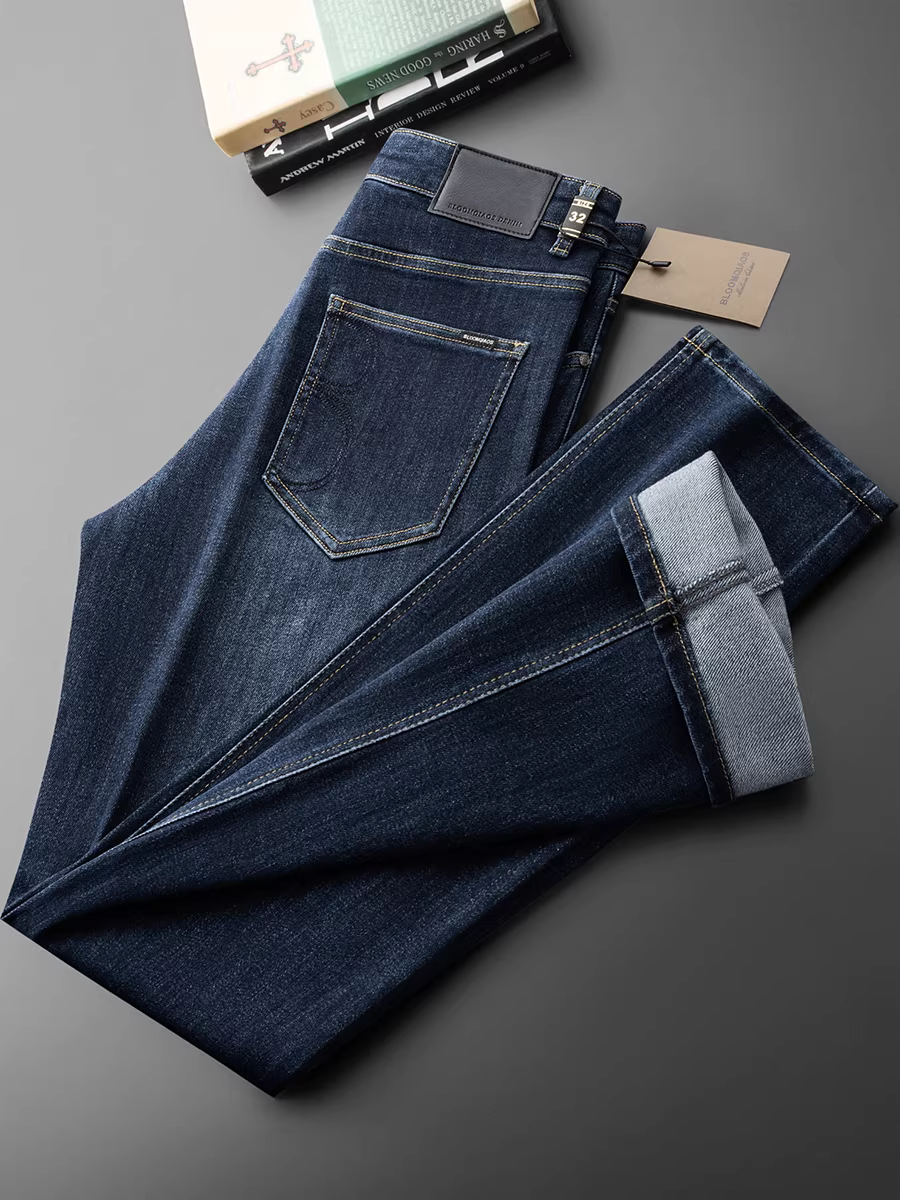 Quần jean nam màu xanh đậm, kiểu dáng thẳng, chất liệu cotton đa năng, thích hợp cho cả công sở và thường ngày, co giãn và mềm mại.