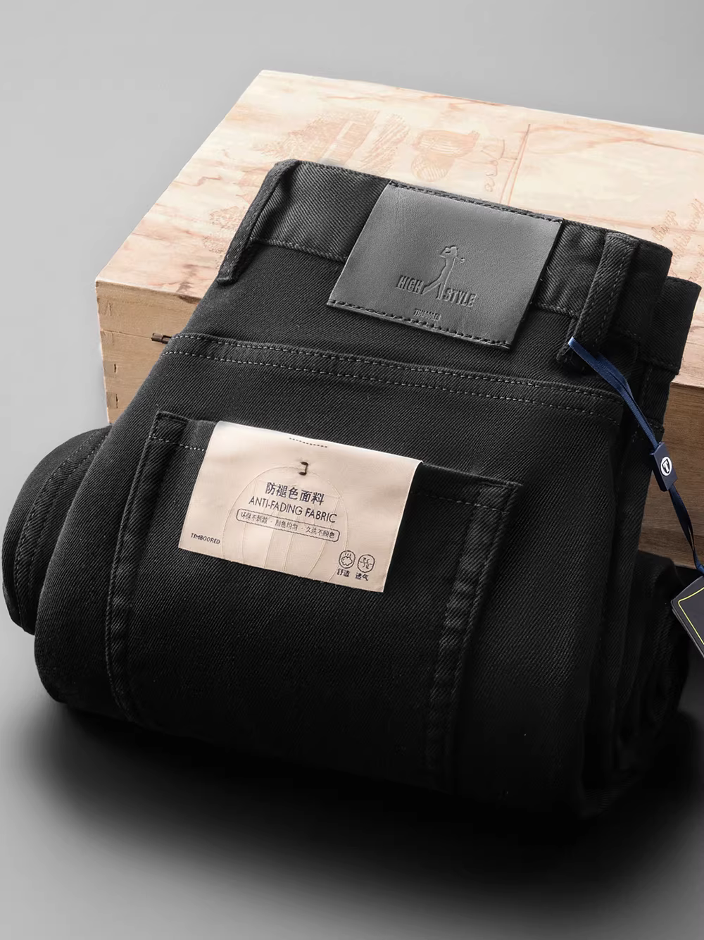 Quần jean nam màu đen tuyền, không phai màu, giặt mềm, dáng thẳng rộng, phong cách kinh điển đa năng, thích hợp cho công sở và thường ngày.