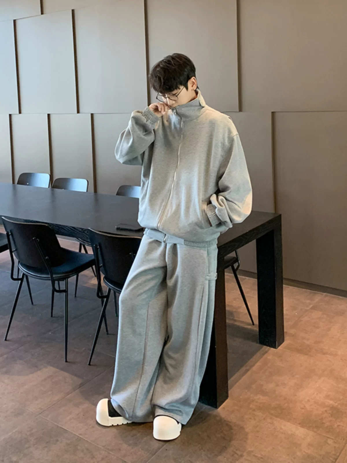 Bộ trang phục phong cách Mỹ: áo cardigan cổ đứng rộng rãi, quần dài chất liệu dày dặn, bộ hai món thời trang đa năng cho mùa xuân và mùa thu.