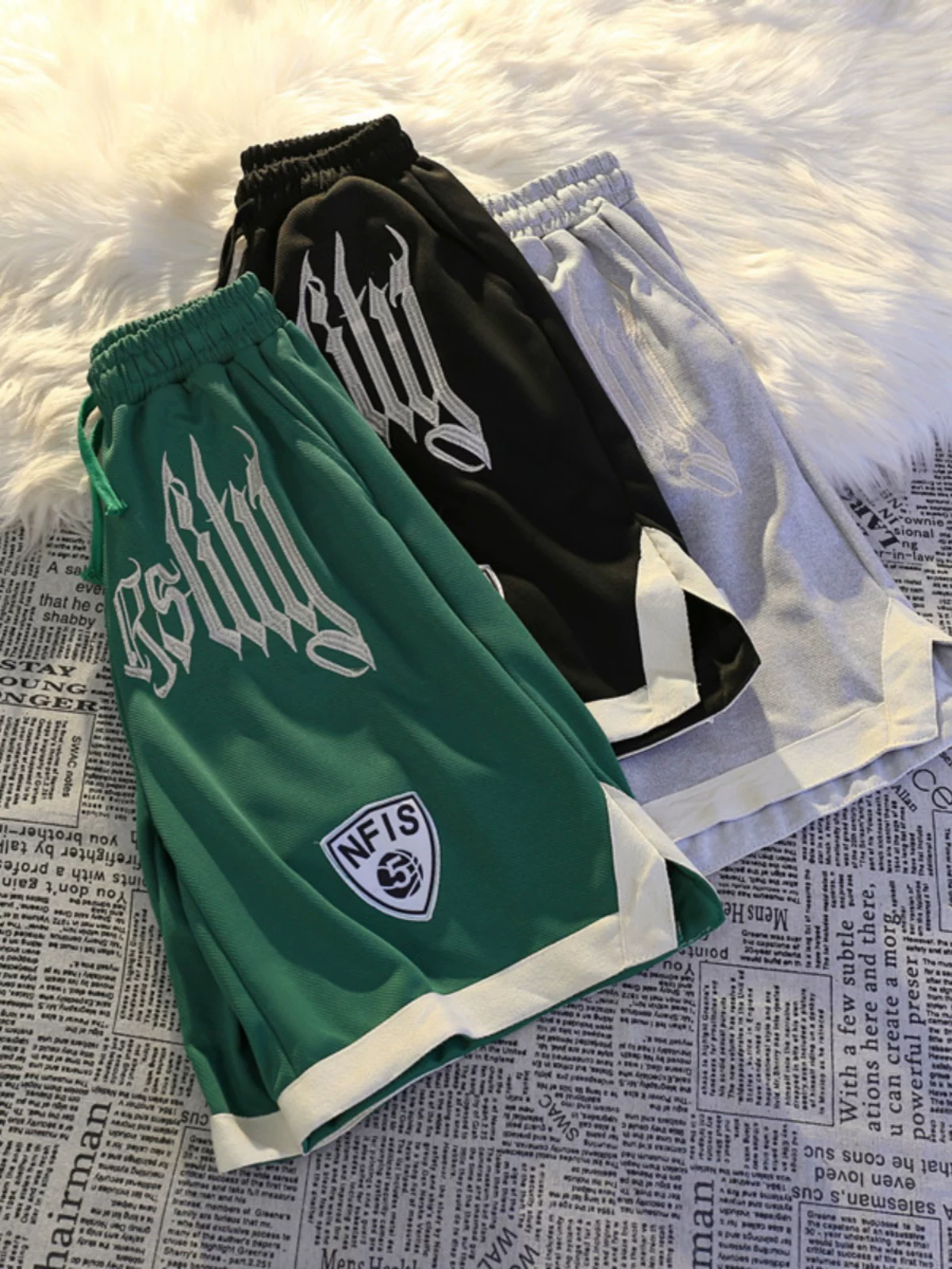 Quần short bóng rổ thêu họa tiết retro Mỹ, quần short nam mùa hè mỏng, rộng rãi, kiểu cặp đôi, quần short thể thao thời trang, năng động.