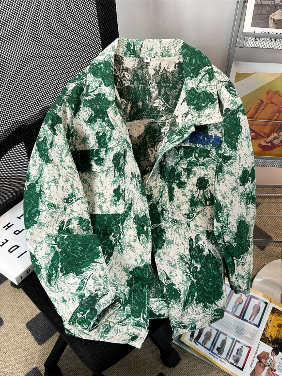 Áo khoác denim thêu họa tiết tie-dye dành cho nam, phong cách Mỹ thời thượng mùa xuân thu, kiểu dáng rộng rãi, cảm giác cao cấp và cá tính.