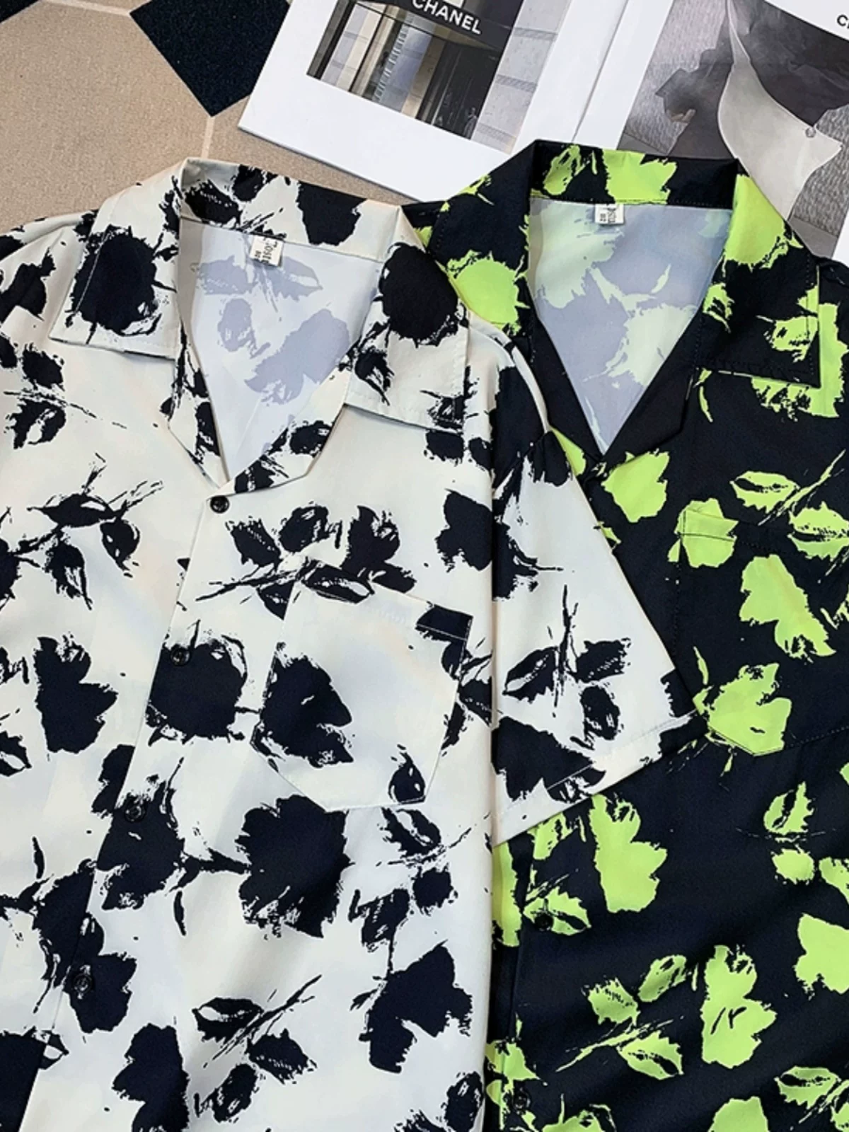 Áo sơ mi hoa phong cách Hồng Kông giản dị dành cho nam, áo sơ mi vải lụa mùa hè tay ngắn, áo đôi phong cách Mỹ thời thượng.