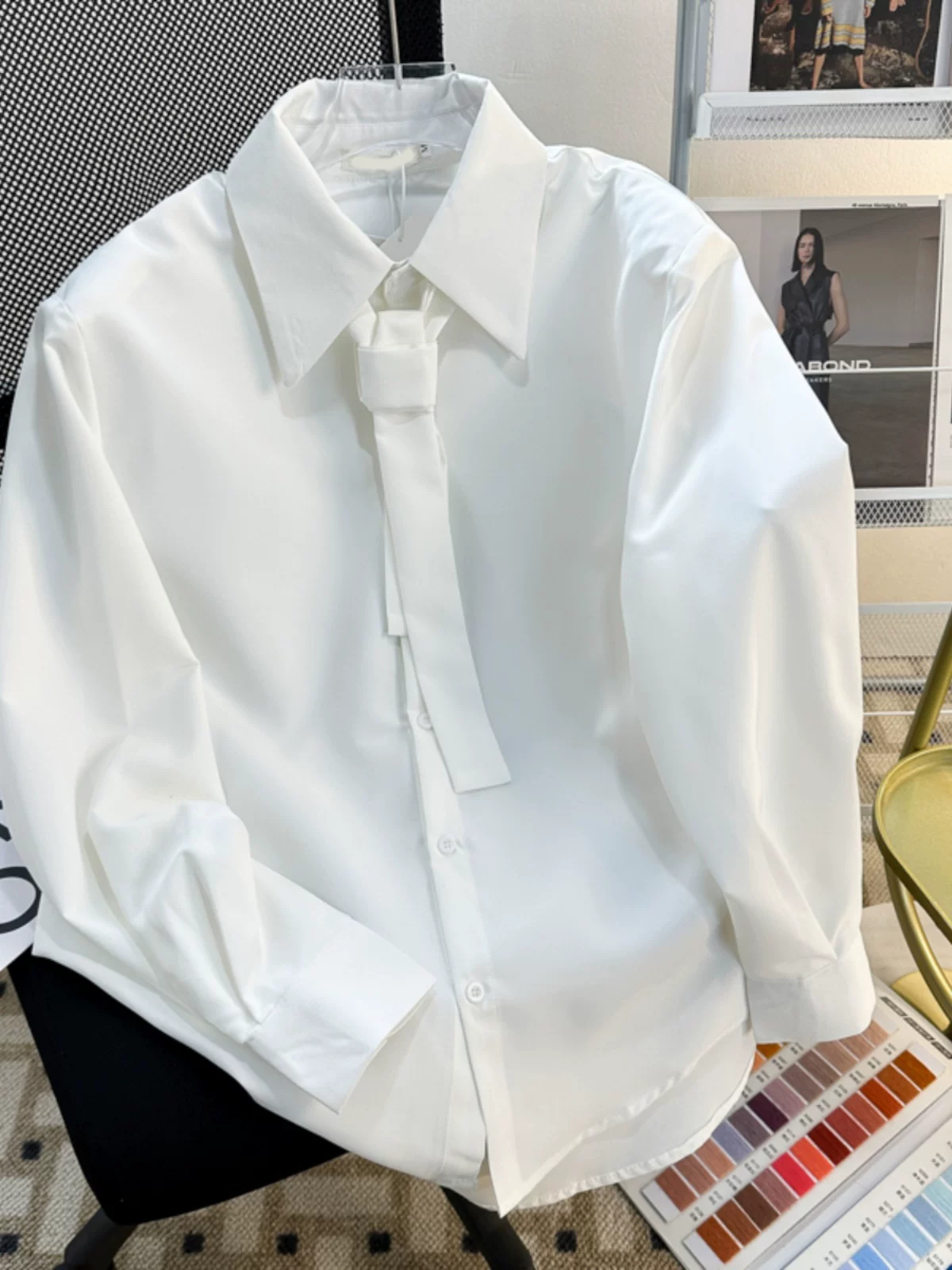 Áo sơ mi nam cao cấp có đệm vai, phong cách trưởng thành thời thượng mùa xuân thu, kiểu dáng rộng rãi thoải mái, tay dài phong cách Pháp.