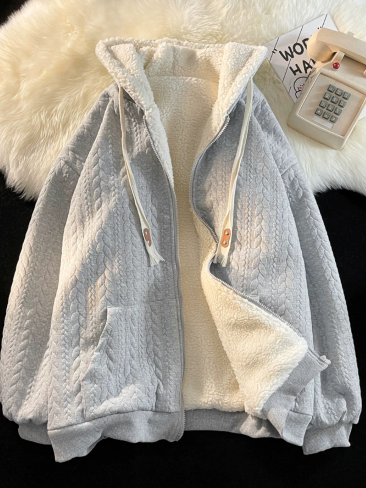 Áo khoác nỉ dày dặn mùa thu đông mới dành cho nam, kiểu cardigan Mỹ phong cách ins có mũ, áo khoác cặp đôi rộng rãi, chất liệu nặng.