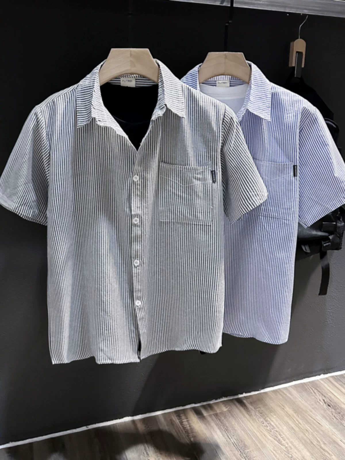 Áo sơ mi sọc dọc tay ngắn, dáng rộng, phong cách Nhật Bản, dành cho nam thanh niên, áo kiểu đơn giản hợp thời trang mùa hè.