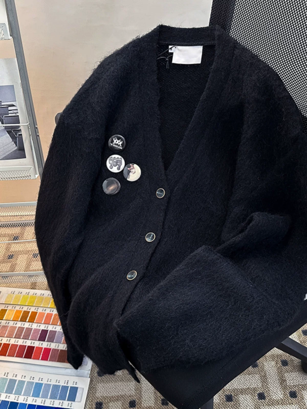 Áo len cổ chữ V có huy hiệu thiết kế dành cho nam, áo len dệt kim cao cấp hợp thời trang thu đông, áo khoác cardigan dáng rộng phong cách Mỹ dành cho cặp đôi.