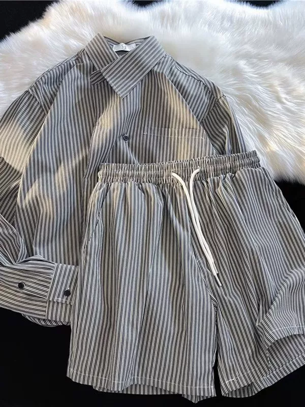 Bộ áo sơ mi sọc nam, phong cách BF Hồng Kông mùa hè, áo sơ mi dài tay mát mẻ, quần short rộng rãi, bộ hai món thời trang thường ngày.