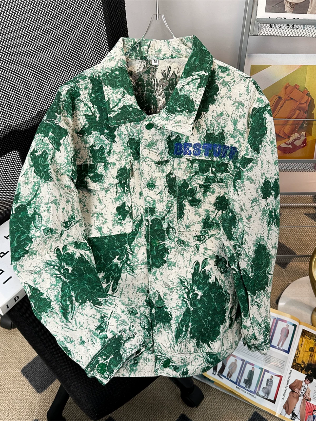 Áo khoác denim thêu họa tiết tie-dye dành cho nam, phong cách Mỹ thời thượng mùa xuân thu, kiểu dáng rộng rãi, cảm giác cao cấp và cá tính.