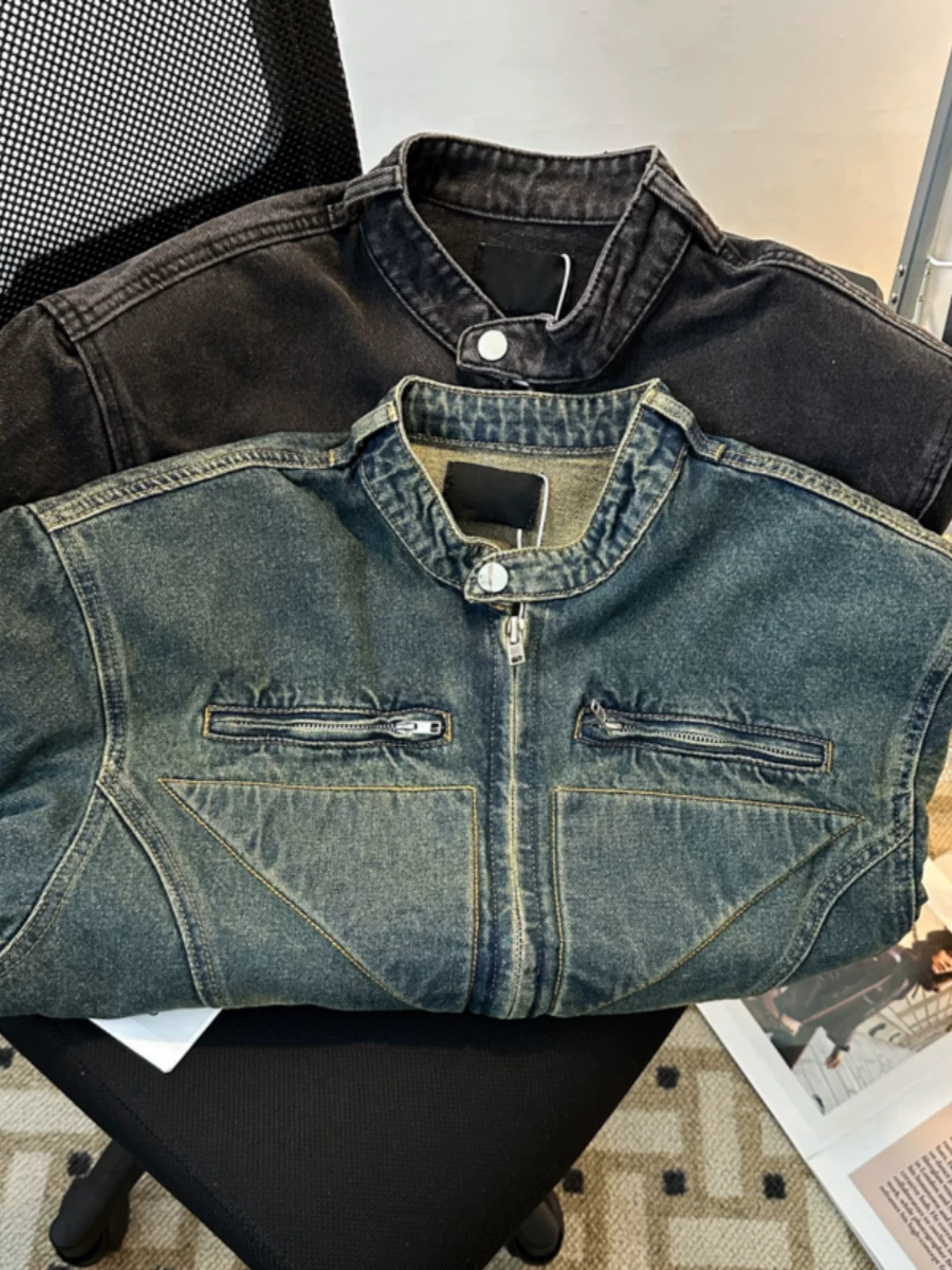 Áo khoác denim nam kiểu dáng ngắn, có đệm vai, thiết kế phá cách, giặt mài và tạo hiệu ứng cũ kỹ, phong cách thời trang Mỹ, thích hợp cho mùa xuân và mùa thu.