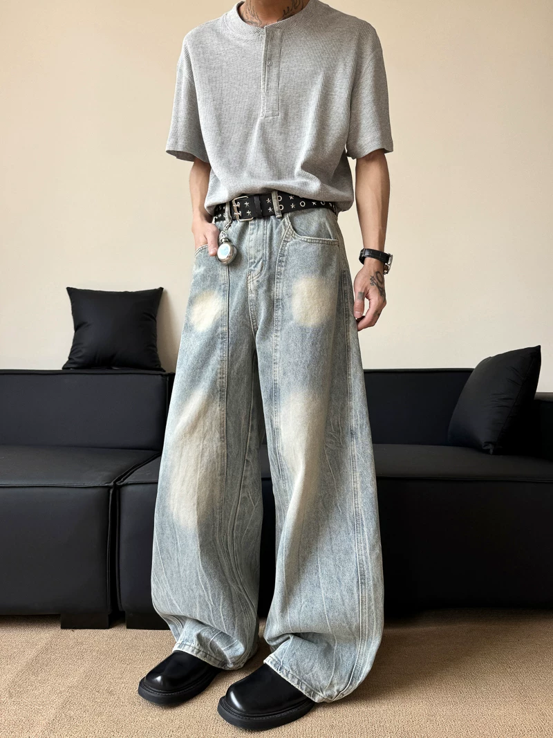 Quần jeans nam thiết kế phá cách kiểu Mỹ, quần ống rộng đã qua xử lý làm cũ, quần ống đứng dáng rộng thời thượng của thương hiệu nổi tiếng.
