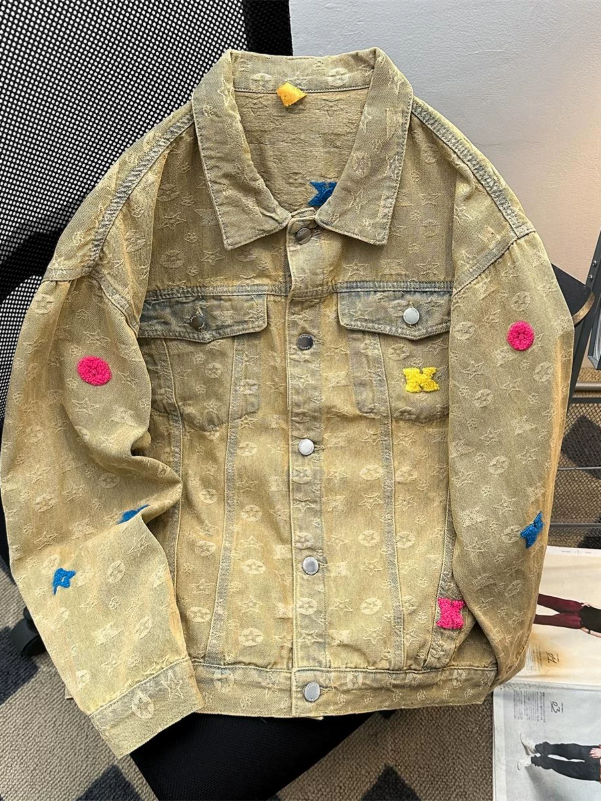 Áo khoác màu bùn vàng phong cách vintage cho nam và nữ, áo khoác denim thêu họa tiết thời thượng, kiểu dáng rộng rãi, phong cách retro Mỹ, thích hợp cho mùa xuân và mùa thu.