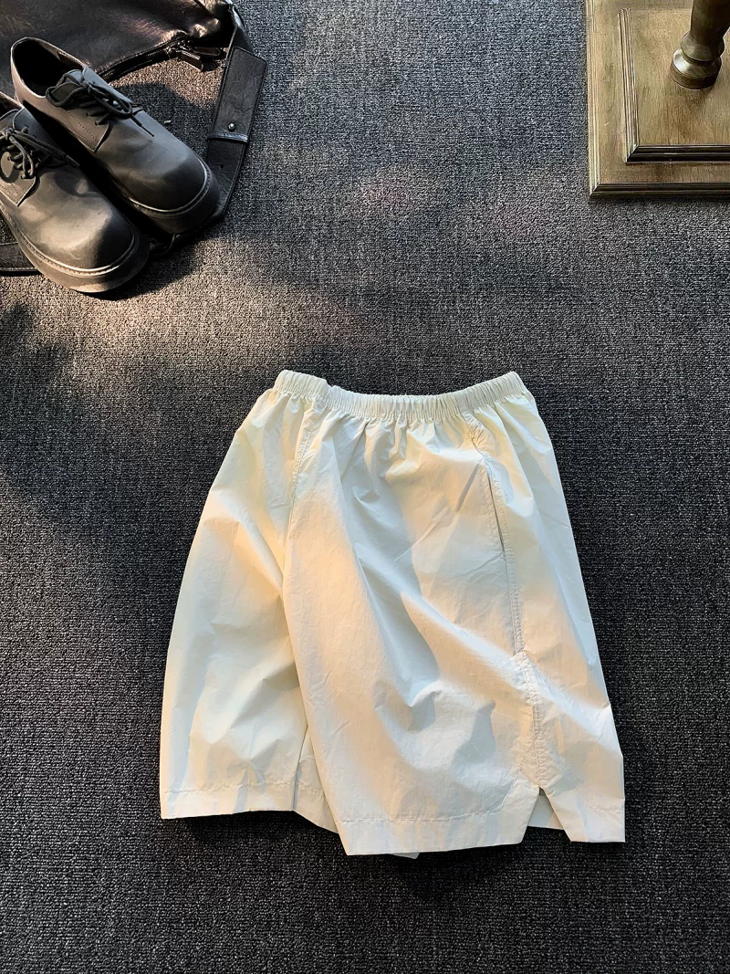Quần short xếp ly thời trang dành cho nam, quần năm phần rộng rãi thoáng khí nhanh khô mùa hè, quần short đi biển ống rộng phong cách retro Mỹ.