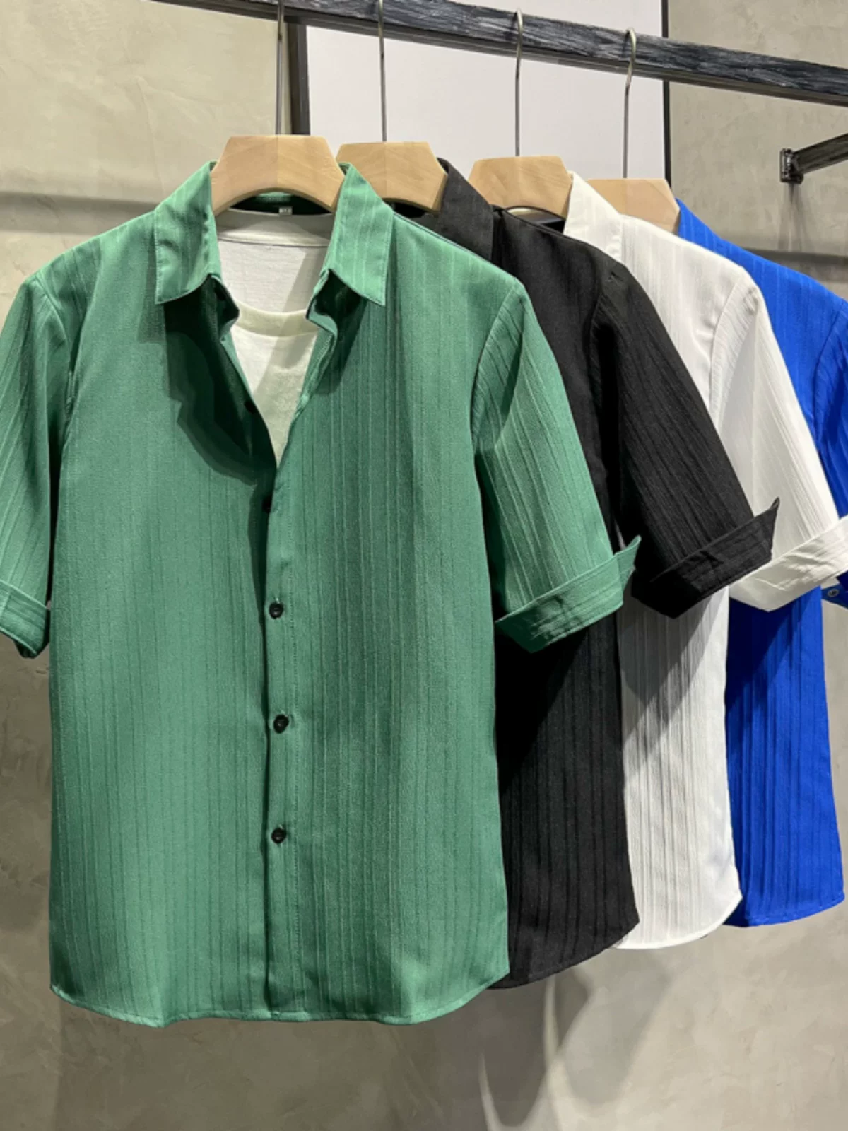 Áo sơ mi nửa tay chất liệu lụa băng mát lạnh dành cho nam, kiểu dáng rộng rãi và thoải mái, áo sơ mi ngắn tay mát mẻ phong cách Hàn Quốc hợp thời trang mùa hè.