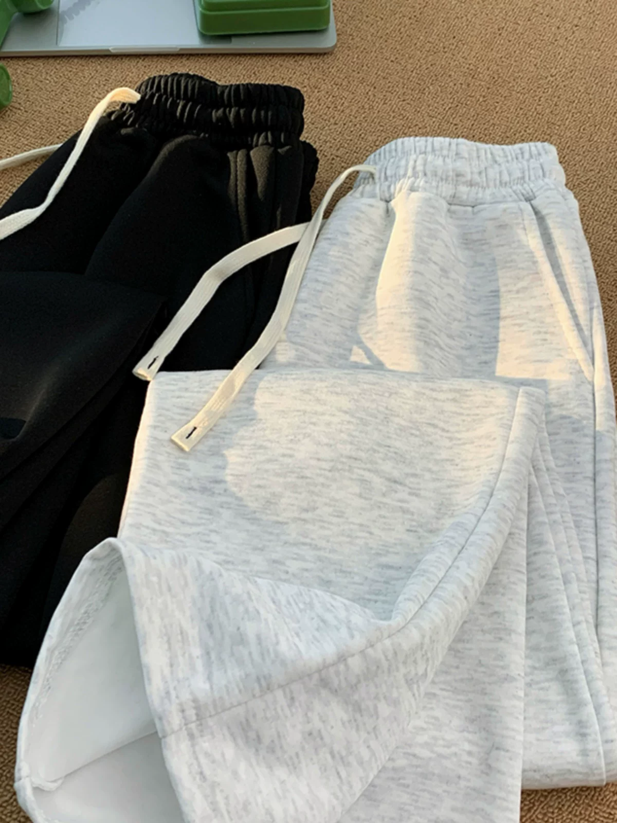 Quần thể thao kiểu Mỹ chất liệu dày dặn dành cho nam, quần ống loe cleanfit mùa xuân thu, quần dài dáng rộng thời trang đa năng phong cách thường ngày.