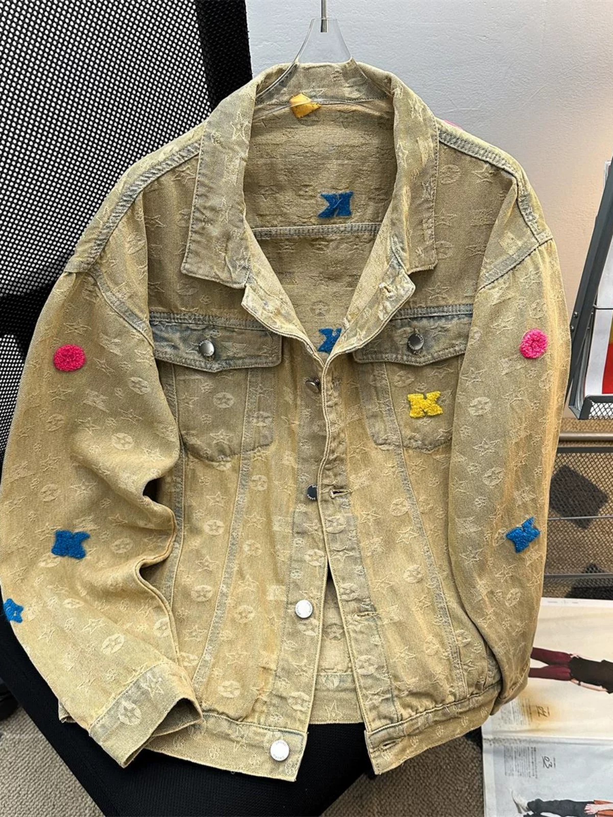Áo khoác màu bùn vàng phong cách vintage cho nam và nữ, áo khoác denim thêu họa tiết thời thượng, kiểu dáng rộng rãi, phong cách retro Mỹ, thích hợp cho mùa xuân và mùa thu.