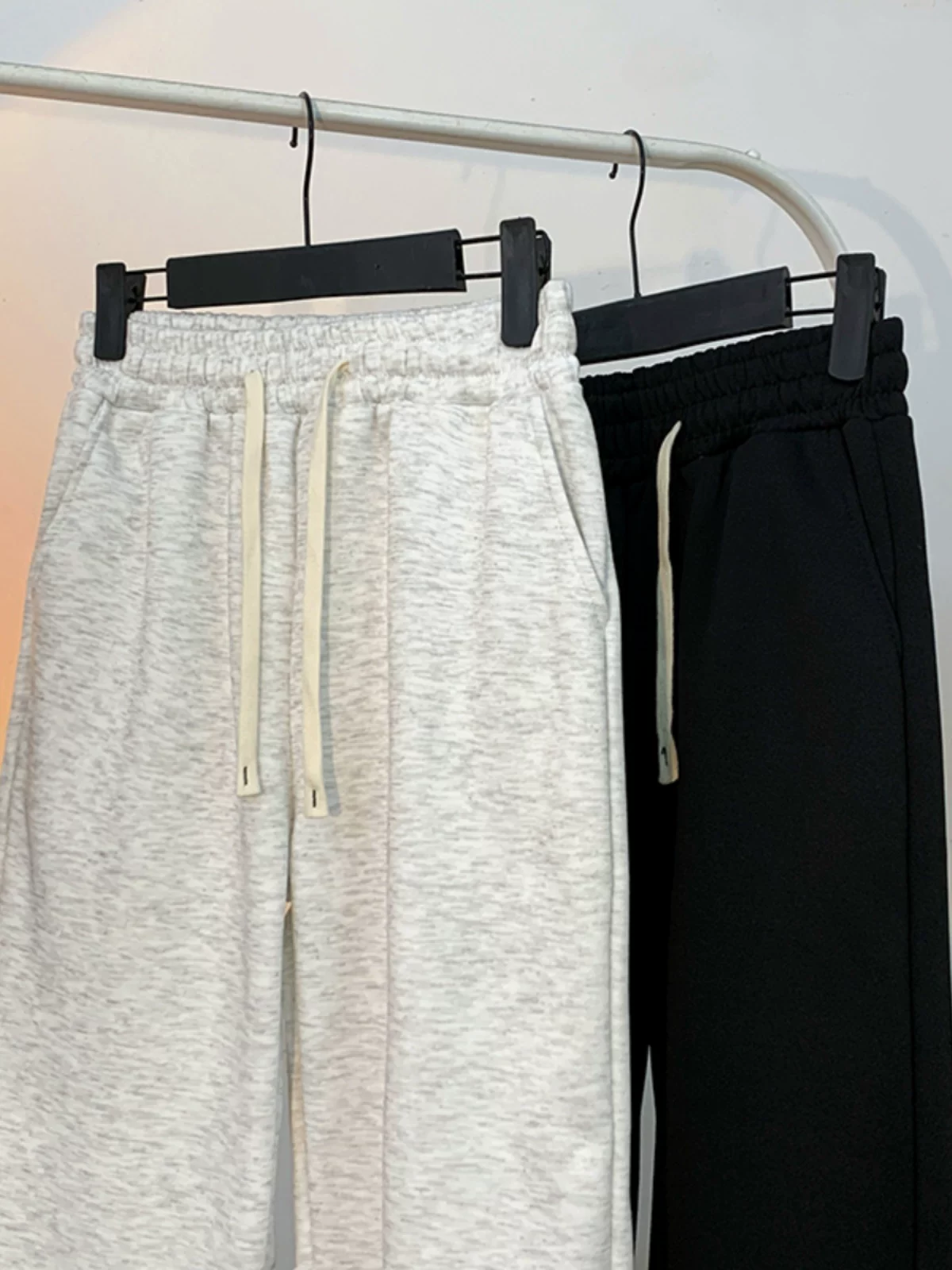 Quần thể thao kiểu Mỹ chất liệu dày dặn dành cho nam, quần ống loe cleanfit mùa xuân thu, quần dài dáng rộng thời trang đa năng phong cách thường ngày.