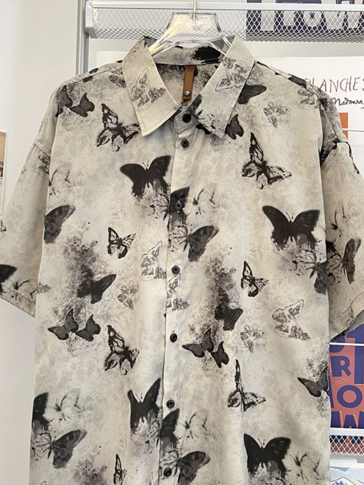 Áo sơ mi in họa tiết tie-dye hình bướm dành cho nam và nữ, áo sơ mi lụa đá mùa hè mới 2024, kiểu dáng rộng rãi, thời trang, chất liệu mát mẻ.