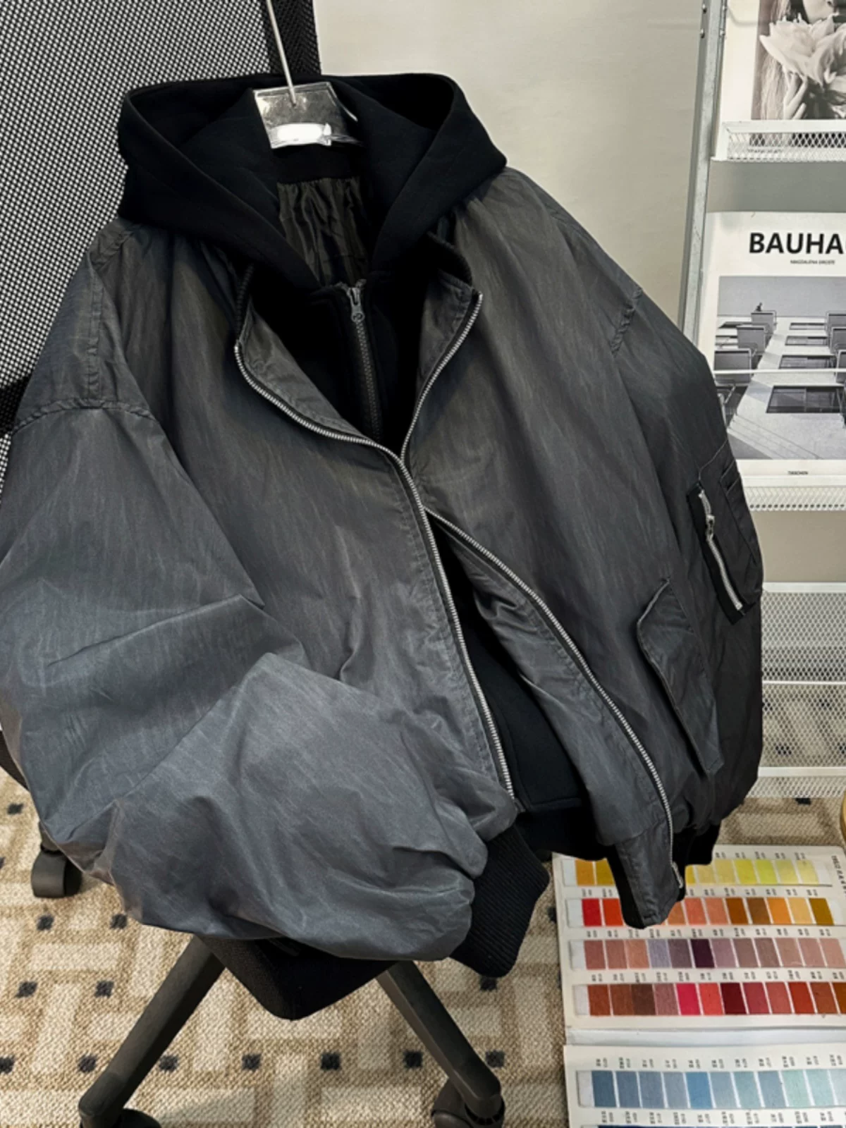 Áo khoác da nam kiểu hai mảnh độc đáo, có mũ trùm đầu, phong cách Mỹ thời thượng, dáng rộng, chất liệu thoáng mát, thích hợp cho mùa xuân và mùa thu.