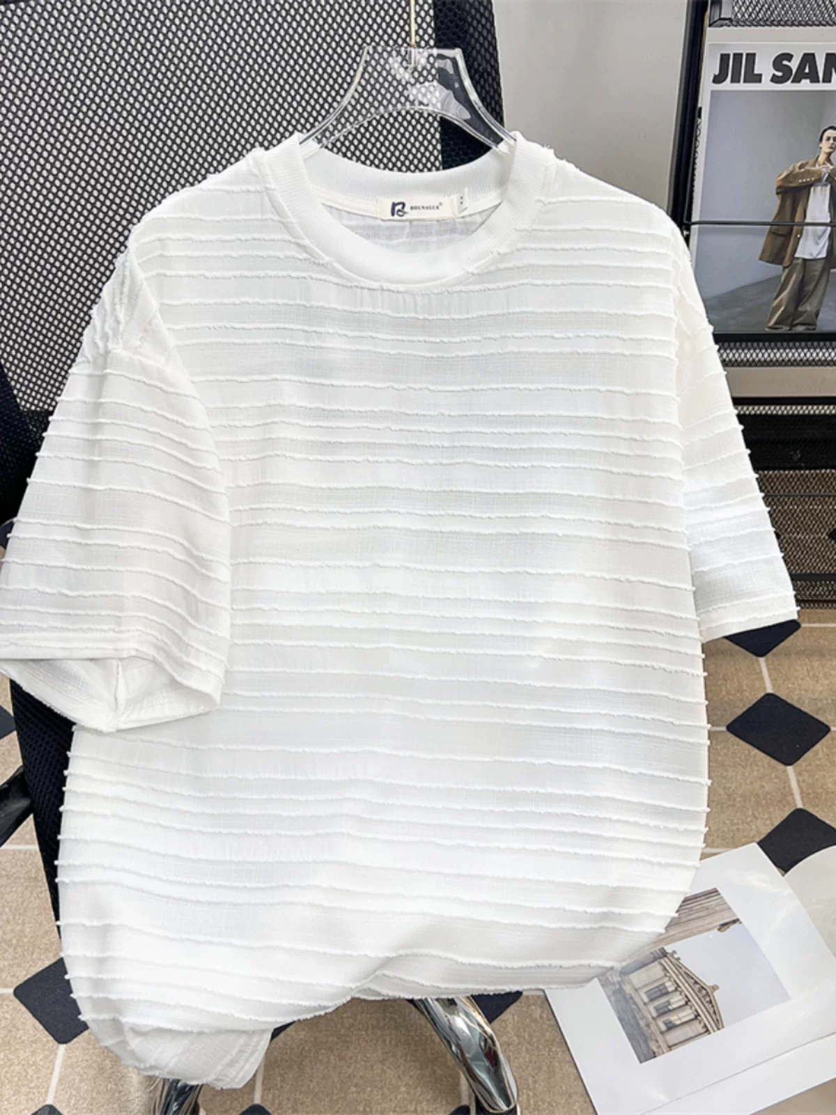 Áo thun nam tay ngắn hè 2025, kiểu dáng rộng rãi, chất liệu sọc nổi, phong cách Mỹ thời thượng, áo đôi tay lửng mát mẻ và sành điệu.