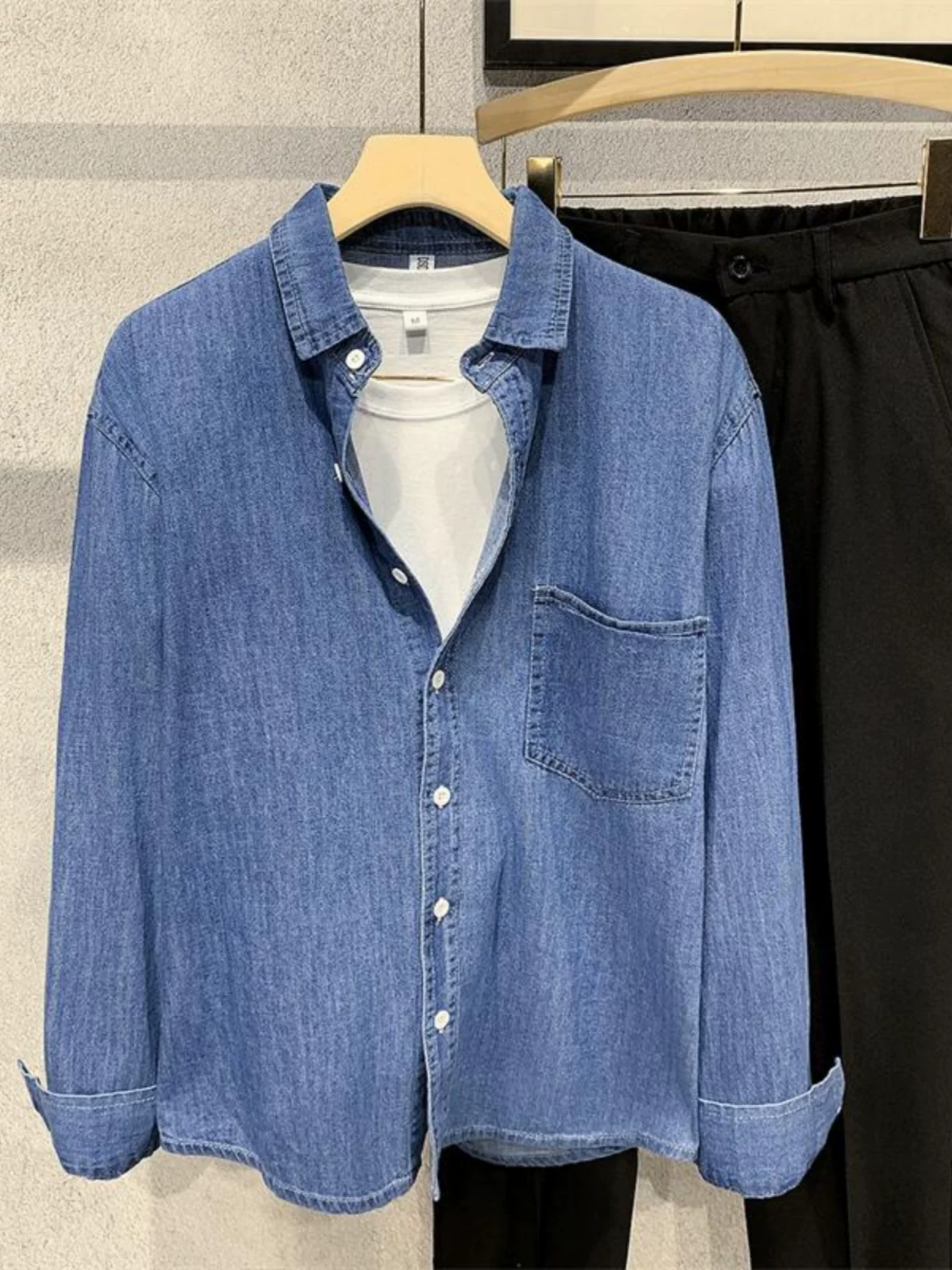 Áo sơ mi denim phong cách trưởng thành nhẹ nhàng dành cho nam, áo sơ mi dáng rộng giặt mềm tay dài hợp thời trang, áo khoác thường ngày đa năng cho mùa xuân và mùa thu.